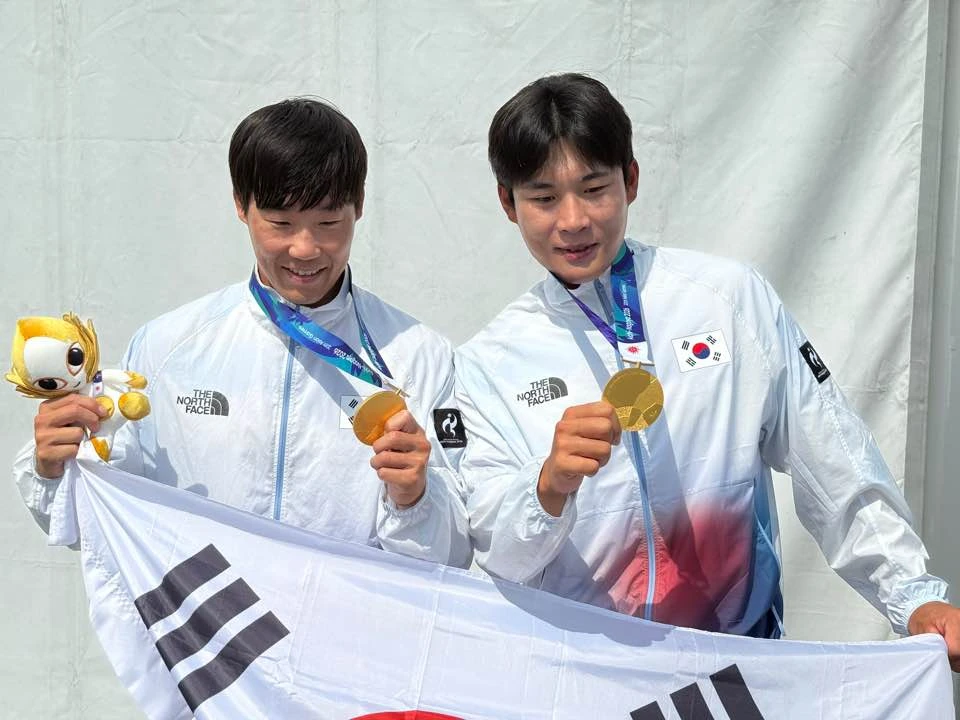 2026 아이치·나고야 아시안게임 한국 선수단 첫 2관왕이 탄생했다. 24일 조광희, 김효빈, 장상원, 최민규가 카누 스프린트 남자 K4(4인승) 500m 결승(파이널A)에서 1분 2초 287의 기록으로 사상 첫 우승을 차지한 데 이어 바로 다음날인 25일 조광희-김효빈 조가 같은 종목 K2(2인승) 500m 결승(파이널A)에서 금메달을 거머쥔 것이다. 사진 대한카누연맹