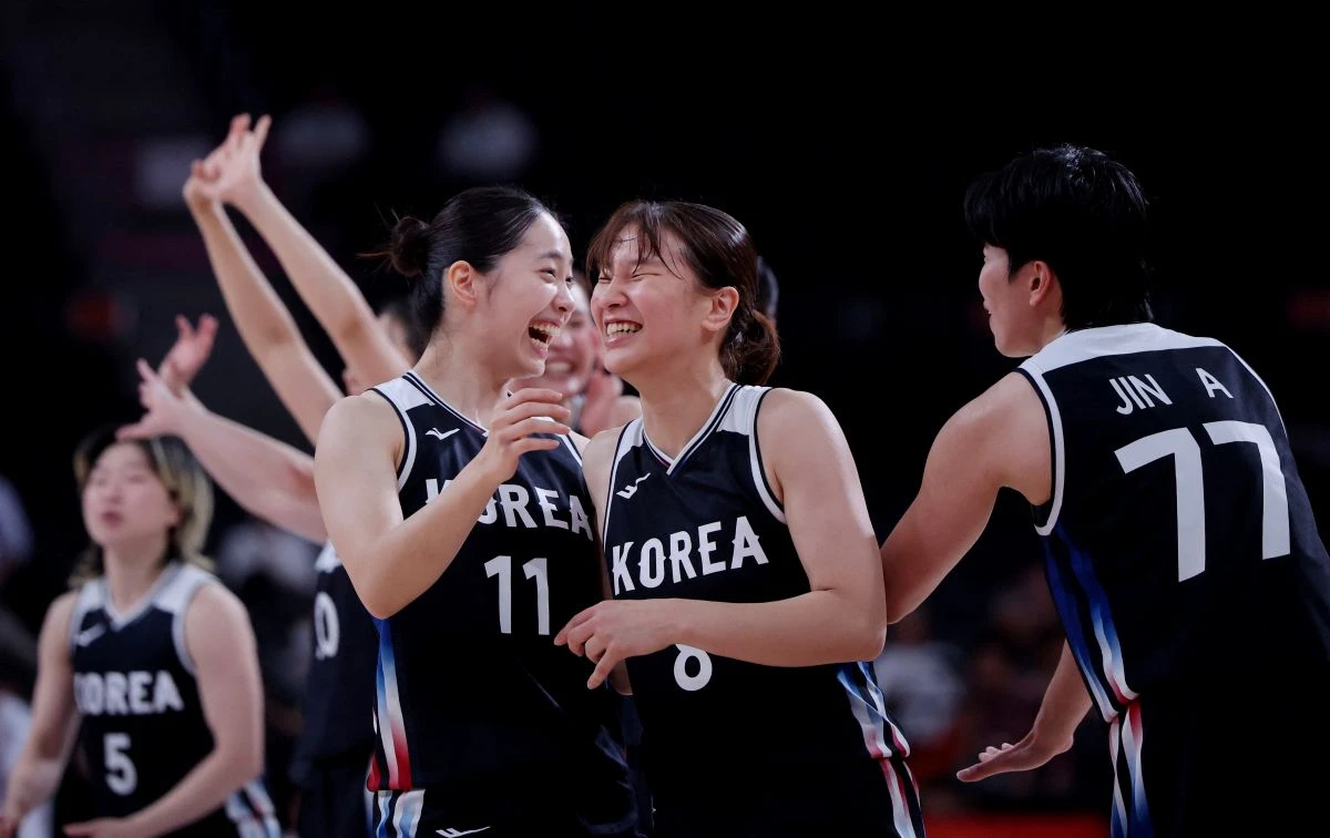 박수호 감독이 이끄는 대한민국 여자농구 대표팀은 25일(한국시간) 일본 나고야 아이치 인터내셔널 아레나에서 열린 2026 아이치·나고야 하계아시안게임 여자농구 준결승에서 중국을 85-80으로 제압했다. 이날 승리로 한국 여자농구는 7년 만에 중국을 꺾으며 결승에 올라가 2014 인천 대회 이후 12년 만의 아시안게임 정상 복귀를 눈앞에 뒀다. 연합뉴스
