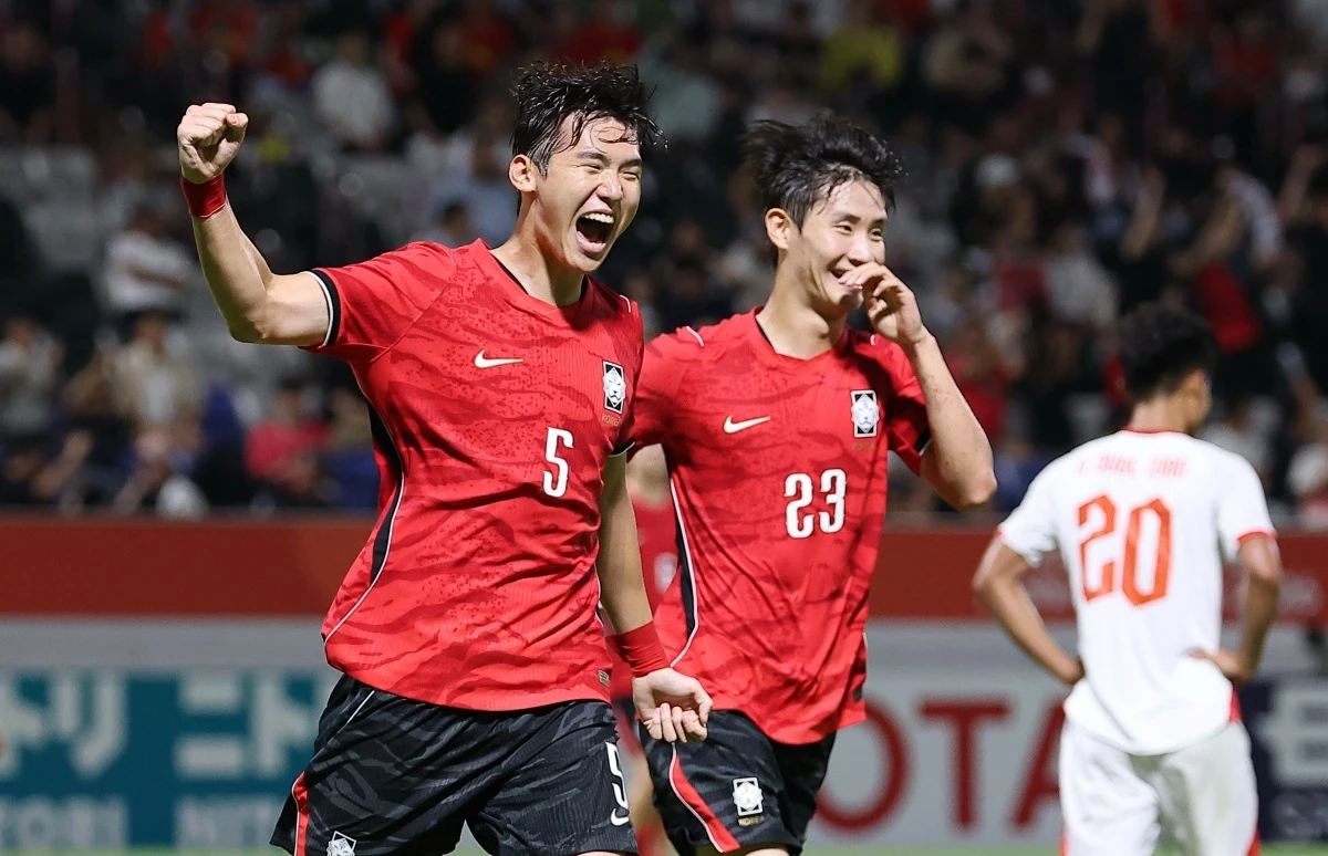 이민성 아시안게임 남자 축구 대표팀 감독이 준결승 진출로 경고 리스크가 사라진 것에 가장 만족해 했다. 이민성 감독이 이끄는 대한민국 아시안게임 남자 축구 대표팀이 25일 일본 나고야시 미즈호 공원 럭비 경기장에서 열린 베트남과의 2026 아이치∙나고야 하계아시안게임 축구 남자 준결승전에서 4-0 대승을 거두고 준결승에 진출했다. 앞서 조별리그에서 카타르와 사우디아라비아에 각각 4-1, 2-0 연승을 거둔 이민성호는 베트남을 상대로 192cm 장신 이영준(그라스호퍼 취리히)이 멀티 골을 터뜨리면서 베트남을 무력화시켰다. 연합뉴스