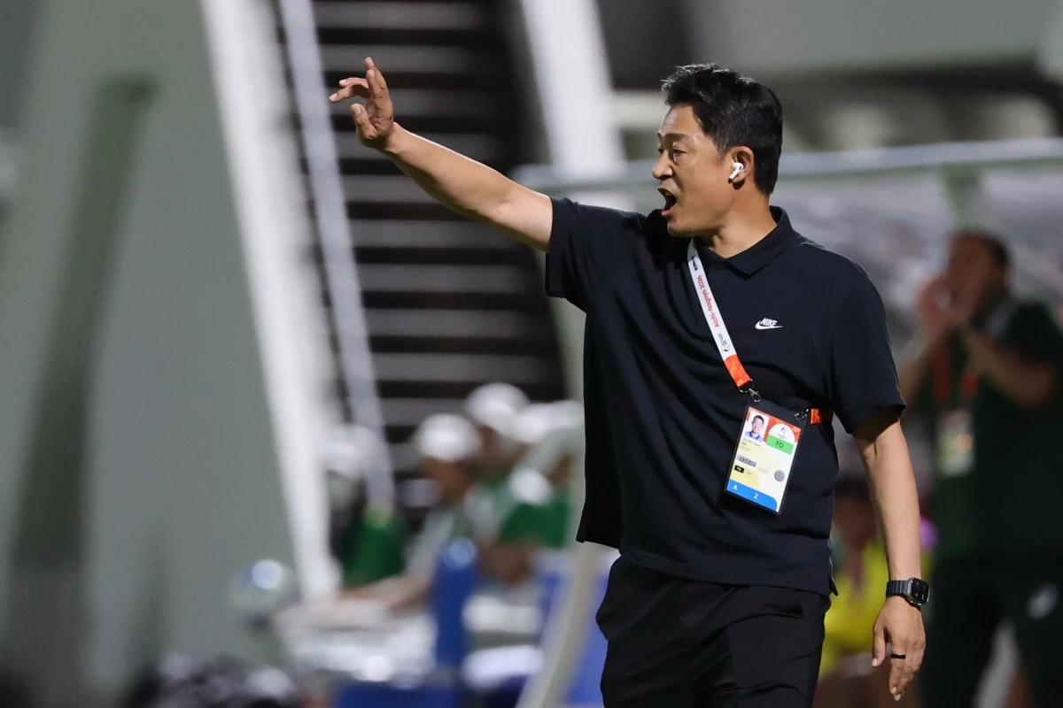 이민성 아시안게임 남자 축구 대표팀 감독이 준결승 진출로 경고 리스크가 사라진 것에 가장 만족해 했다. 이민성 감독이 이끄는 대한민국 아시안게임 남자 축구 대표팀이 25일 일본 나고야시 미즈호 공원 럭비 경기장에서 열린 베트남과의 2026 아이치∙나고야 하계아시안게임 축구 남자 준결승전에서 4-0 대승을 거두고 준결승에 진출했다. 앞서 조별리그에서 카타르와 사우디아라비아에 각각 4-1, 2-0 연승을 거둔 이민성호는 베트남을 상대로 192cm 장신 이영준(그라스호퍼 취리히)이 멀티 골을 터뜨리면서 베트남을 무력화시켰다. 연합뉴스