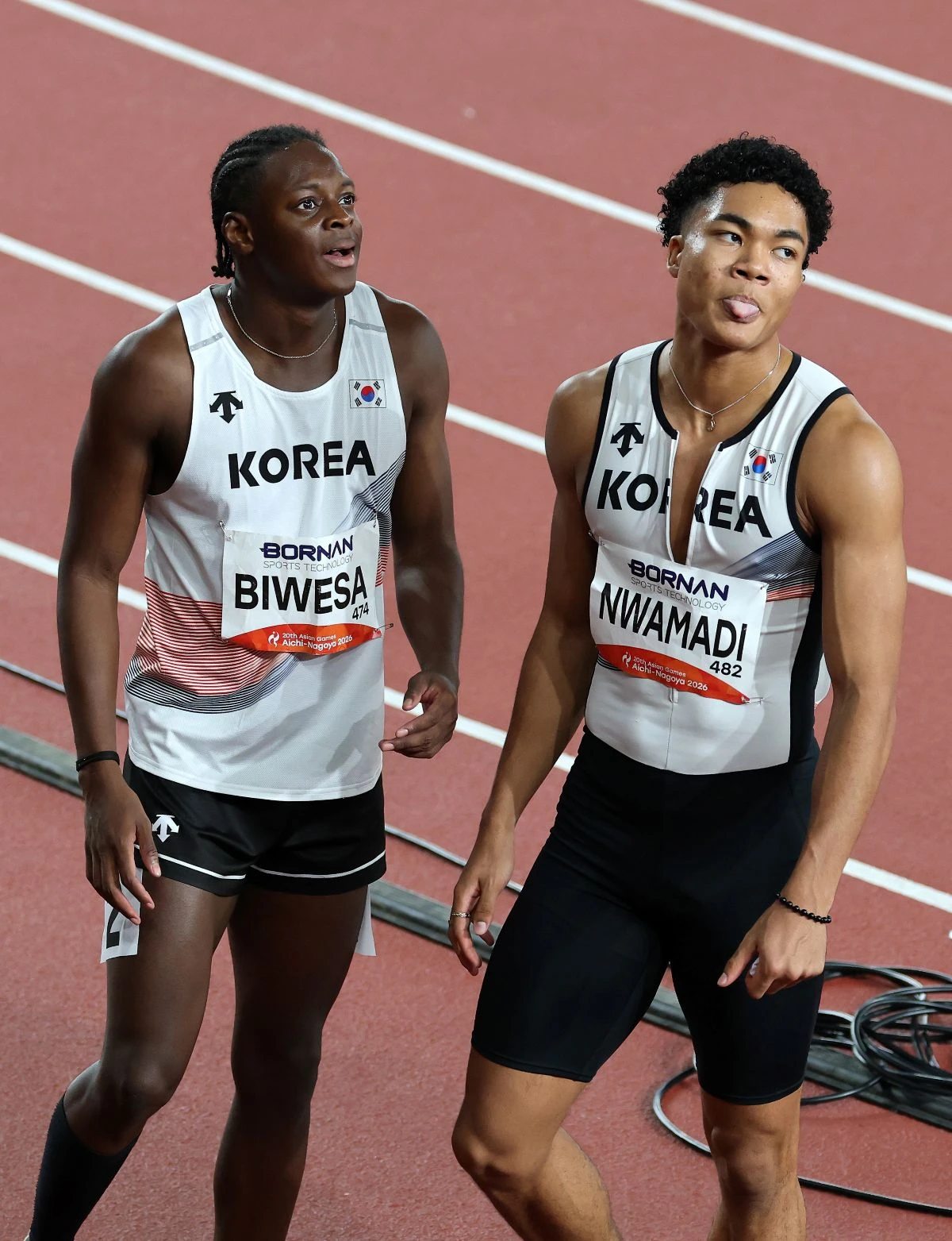 나마디 조엘진(예천군청)은 25일(한국시간) 일본 나고야 미즈호공원 육상경기장에서 열린 2026 아이치·나고야 하계아시안게임 육상 남자 100m 결승에서 10초17로 4위를 차지했다. 함께 결승에 출전한 비웨사 다니엘 가사마(안산시청)는 10초19로 5위에 올갔다. 한국 육상의 44년 만에 남자 100m 메달을 얻지는 못했지만 지난 항저우 대회 금메달리스트 셰전예(중국·7위) 보다 높은 순위를 차지했다. 연합뉴스