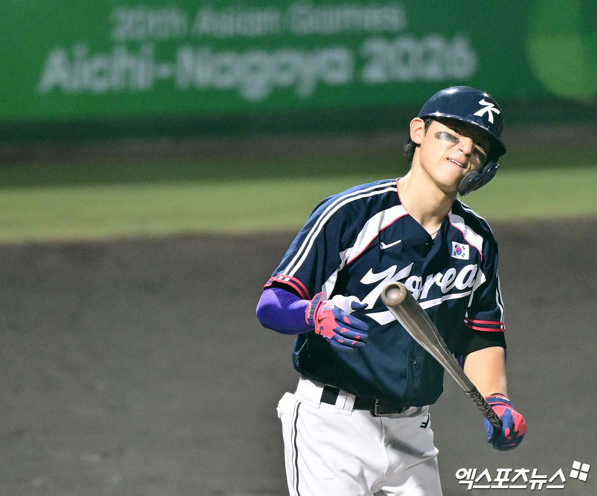 대한민국 야구 국가대표팀 내야수 김도영이 25일 일본 아이치현 도요하시 시민구장에서 열린 2026 아이치·나고야 아시안게임 슈퍼 라운드 1차전에서 일본을 상대로 4타수 무안타로 침묵했다. 사진 김한준기자