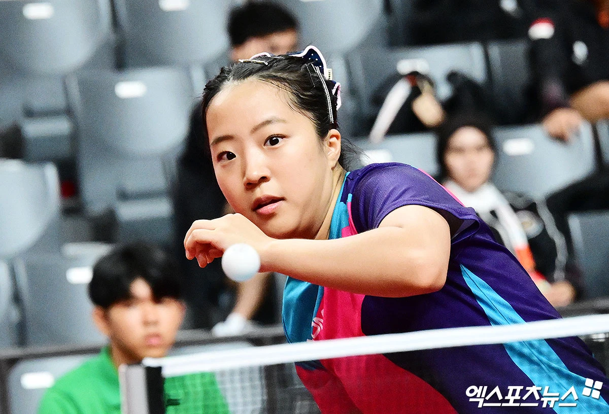 신유빈(대한항공·세계 11위)이 2026 아이치·나고야 하계아시안게임 여자단식 8강에 올랐다. 신유빈은 26일 일본 아이치현 도요타시의 스카이홀에서 열린 대회 탁구 여자단식 16강에서 마루에시 아카셰바(카자흐스탄·세계 115위)를 상대해 게임스코어 4-0으로 완파했다. 신유빈은 3년 전 열린 2022 항저우 대회에서 여자단식 동메달을 거머쥐었다. 이번 대회를 통해 2회 연속 입상을 노린다. 엑스포츠뉴스DB