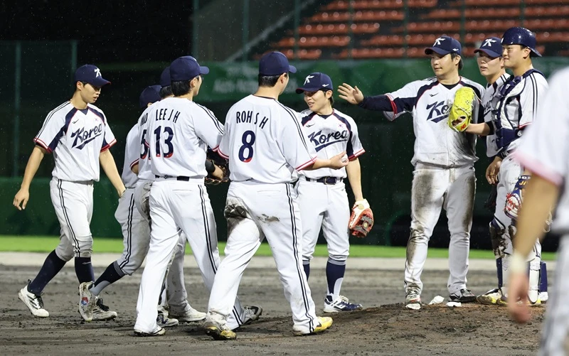 류지현 감독이 이끄는 대한민국 야구 국가대표팀이 26일 일본 아이치현 도요하시 시민구장에서 열린 2026 아이치·나고야 아시안게임 슈퍼 라운드 2차전에서 중국을 꺾고 대회 결승 진출에 성공했다. 사진 연합뉴스