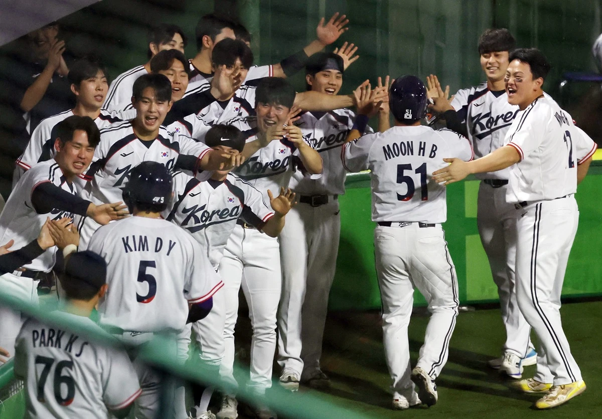 류지현 감독이 이끄는 대한민국 야구 국가대표팀이 26일 일본 아이치현 도요하시 시민구장에서 열린 2026 아이치·나고야 아시안게임 슈퍼 라운드 2차전에서 중국을 꺾고 대회 결승 진출에 성공했다. 사진 연합뉴스