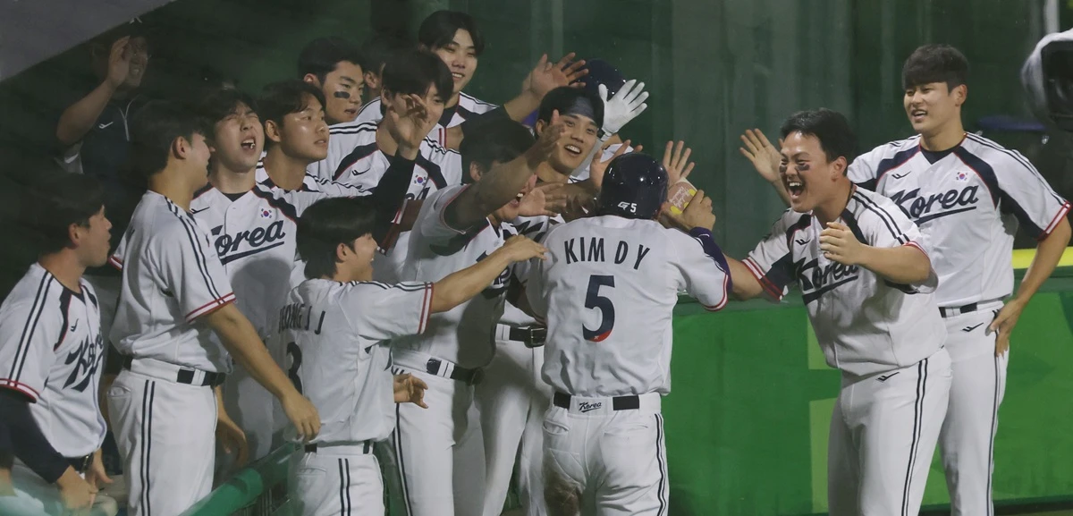 류지현 감독이 이끄는 대한민국 야구 국가대표팀이 26일 일본 아이치현 도요하시 시민구장에서 열린 2026 아이치·나고야 아시안게임 슈퍼 라운드 2차전에서 중국을 꺾고 대회 결승 진출에 성공했다. 사진 연합뉴스