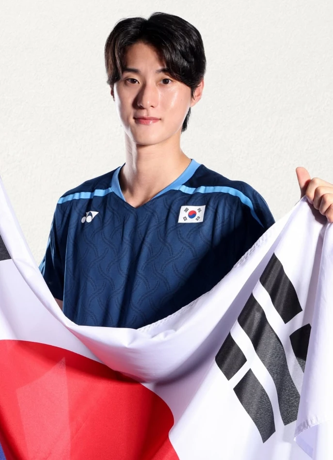 디펜딩 챔피언을 꺾어 이변을 일으킨 한국 남자 단식 최지훈(세계 89위)이 하루 2경기 일정에 피해를 봤다. 쥐가 나면서 결국 경기를 포기해야 했다. 최지훈은 26일 일본 아이치현 이치노미야시의 이치노미야 시립체육관에서 열린 2026 아이치·나고야 하계아시안게임 배드민턴 남자 단식 16강에서 응카롱 앵거스(홍콩·세계 30위)를 상대로 3게임 도중 경기를 포기했다. 대한배드민턴협회