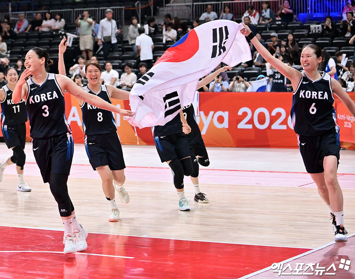 26일 일본 나고야 IG 아레나에서 열린 '2026 아이치·나고야 아시안게임' 여자농구 대한민국과 일본의 결승전 경기, 대한민국이 일본에 75:70으로 승리하며 금메달을 획득헀다. 대한민국 선수들이 기뻐하고 있다. 일본 나고야, 김한준 기자