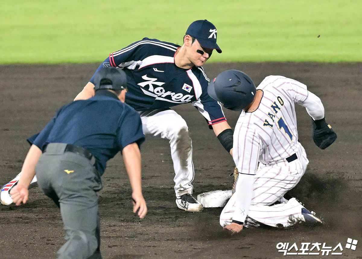 지난 25일 한국과 일본의 2026 아이치·나고야 아시안게임 야구 슈퍼 라운드 1차전에서 3회말 일본 야노의 2루 도루 성공 과정에서 석연치 않은 세이프 판정이 나왔다. 사진 김한준 기자