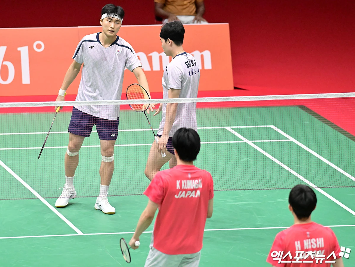 한국이 자랑하는 남자복식 세계랭킹 1위 서승재·김원호 조가 2026 아이치·나고야 하계아시안게임 준결승에 진출했다. 이번 대회 한국 배드민턴에 개인전 첫 메달 확보 소식을 알렸다. 서승재·김원호 조는 27일 일본 아이치현 이치노미야의 이치노미야 시립체육관에서 열린 대회 배드민턴 남자복식 8강에서 니시 히로키·구마가이 가케루 조(세계 20위·일본)를 맞아 게임스코어 2-1 승리를 거뒀다. 서승재·김원호 조는 응우옌 딘 호앙·트란 민 만(베트남)-레오 롤리 카르난도-다니엘 마틴(인도네시아) 대결의 승자와 준결승을 치른다. 일본 이치노미야, 김한준 기자