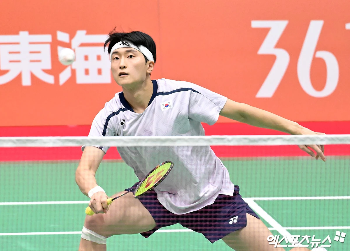 한국이 자랑하는 남자복식 세계랭킹 1위 서승재·김원호 조가 2026 아이치·나고야 하계아시안게임 준결승에 진출했다. 이번 대회 한국 배드민턴에 개인전 첫 메달 확보 소식을 알렸다. 서승재·김원호 조는 27일 일본 아이치현 이치노미야의 이치노미야 시립체육관에서 열린 대회 배드민턴 남자복식 8강에서 니시 히로키·구마가이 가케루 조(세계 20위·일본)를 맞아 게임스코어 2-1 승리를 거뒀다. 서승재·김원호 조는 응우옌 딘 호앙·트란 민 만(베트남)-레오 롤리 카르난도-다니엘 마틴(인도네시아) 대결의 승자와 준결승을 치른다. 일본 이치노미야, 김한준 기자