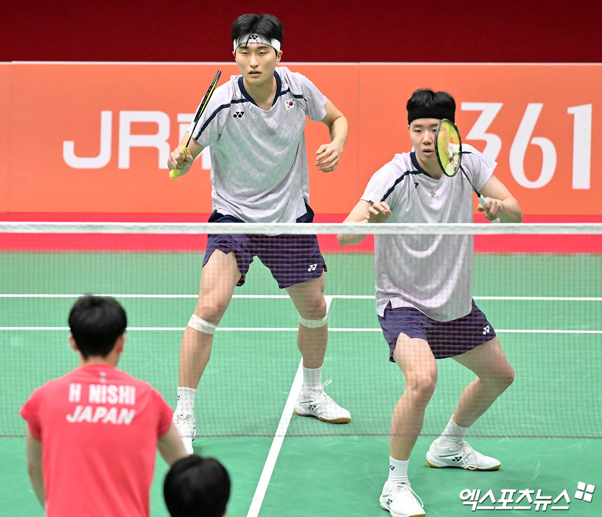 한국이 자랑하는 남자복식 세계랭킹 1위 서승재·김원호 조가 2026 아이치·나고야 하계아시안게임 준결승에 진출했다. 이번 대회 한국 배드민턴에 개인전 첫 메달 확보 소식을 알렸다. 서승재·김원호 조는 27일 일본 아이치현 이치노미야의 이치노미야 시립체육관에서 열린 대회 배드민턴 남자복식 8강에서 니시 히로키·구마가이 가케루 조(세계 20위·일본)를 맞아 게임스코어 2-1 승리를 거뒀다. 서승재·김원호 조는 응우옌 딘 호앙·트란 민 만(베트남)-레오 롤리 카르난도-다니엘 마틴(인도네시아) 대결의 승자와 준결승을 치른다. 일본 이치노미야, 김한준 기자