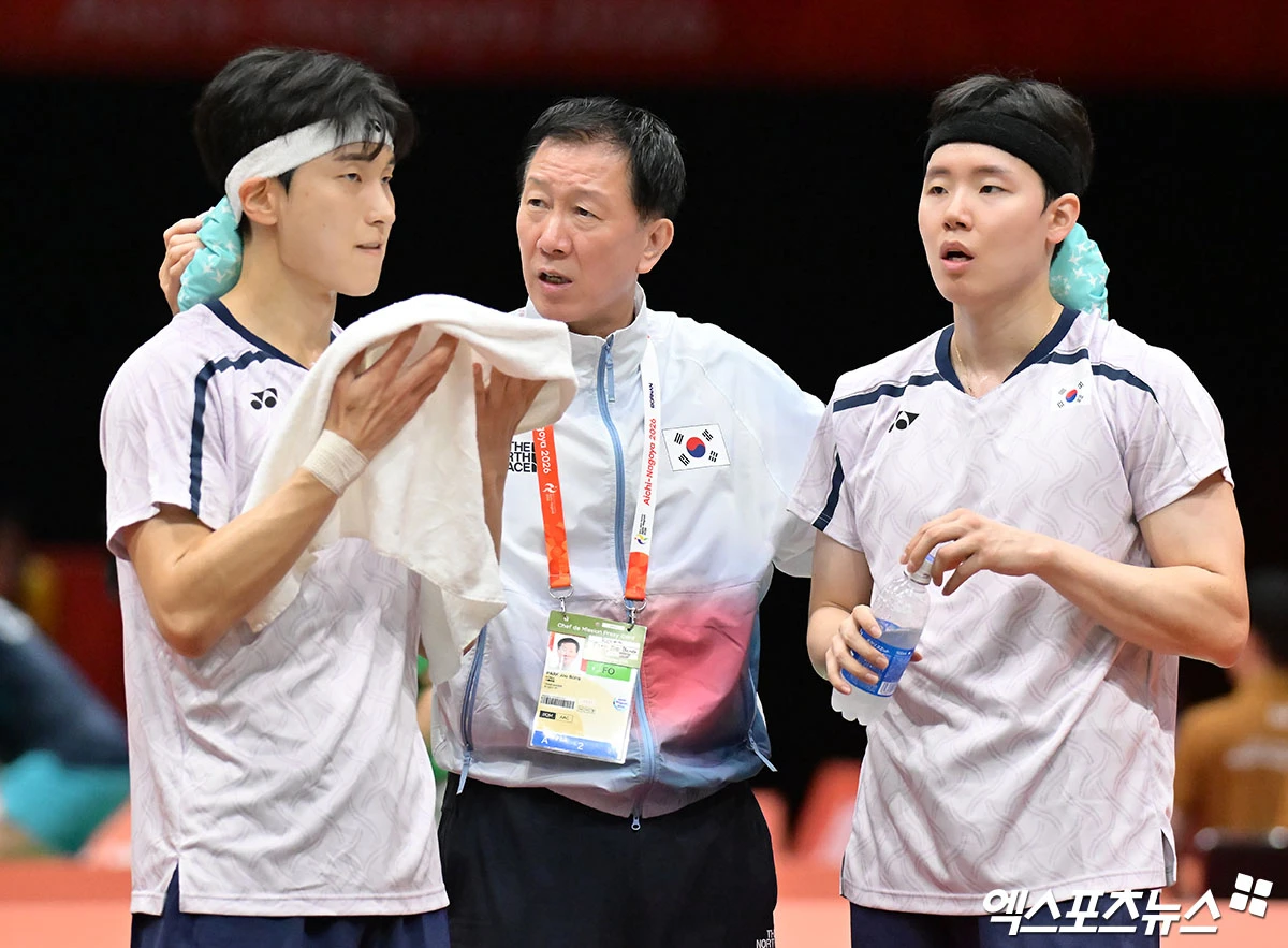 한국이 자랑하는 남자복식 세계랭킹 1위 서승재·김원호 조가 2026 아이치·나고야 하계아시안게임 준결승에 진출했다. 이번 대회 한국 배드민턴에 개인전 첫 메달 확보 소식을 알렸다. 서승재·김원호 조는 27일 일본 아이치현 이치노미야의 이치노미야 시립체육관에서 열린 대회 배드민턴 남자복식 8강에서 니시 히로키·구마가이 가케루 조(세계 20위·일본)를 맞아 게임스코어 2-1 승리를 거뒀다. 서승재·김원호 조는 응우옌 딘 호앙·트란 민 만(베트남)-레오 롤리 카르난도-다니엘 마틴(인도네시아) 대결의 승자와 준결승을 치른다. 일본 이치노미야, 김한준 기자