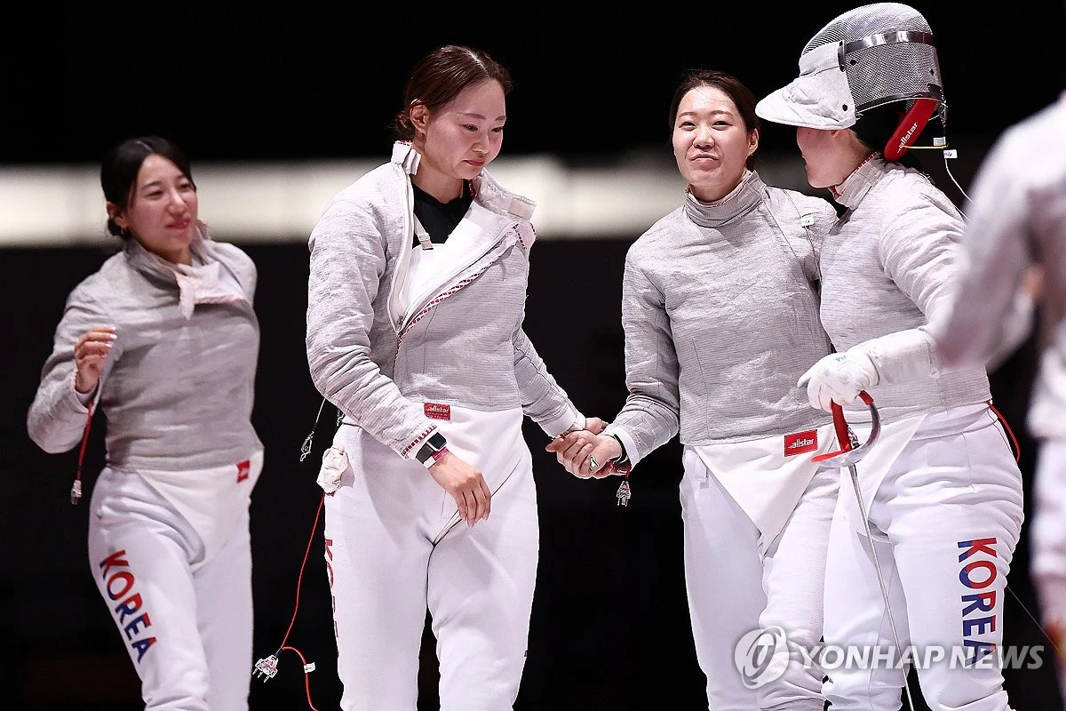 한국 여자 사브르 대표팀이 아시안게임 단체전 결승에서 개최국 일본을 상대로 압승을 거두고 금메달을 목에 걸었다. 한국은 27일 일본 아이치현 스카이 엑스포홀에서 열린 2026 아이치·나고야 아시안게임 펜싱 여자 사브르 단체전 결승에서 일본을 45-31로 꺾었다. 지난 항저우 대회 때는 동메달에 만족해야 했던 한국은 이로써 2018 자카르타·팔렘방 대회 이후 8년 만에 금메달을 되찾았다. 연합뉴스