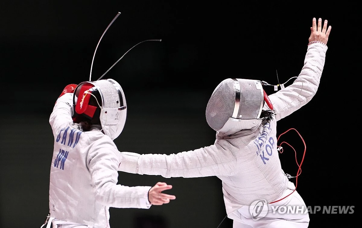 한국 여자 사브르 대표팀이 아시안게임 단체전 결승에서 개최국 일본을 상대로 압승을 거두고 금메달을 목에 걸었다. 한국은 27일 일본 아이치현 스카이 엑스포홀에서 열린 2026 아이치·나고야 아시안게임 펜싱 여자 사브르 단체전 결승에서 일본을 45-31로 꺾었다. 지난 항저우 대회 때는 동메달에 만족해야 했던 한국은 이로써 2018 자카르타·팔렘방 대회 이후 8년 만에 금메달을 되찾았다. 연합뉴스
