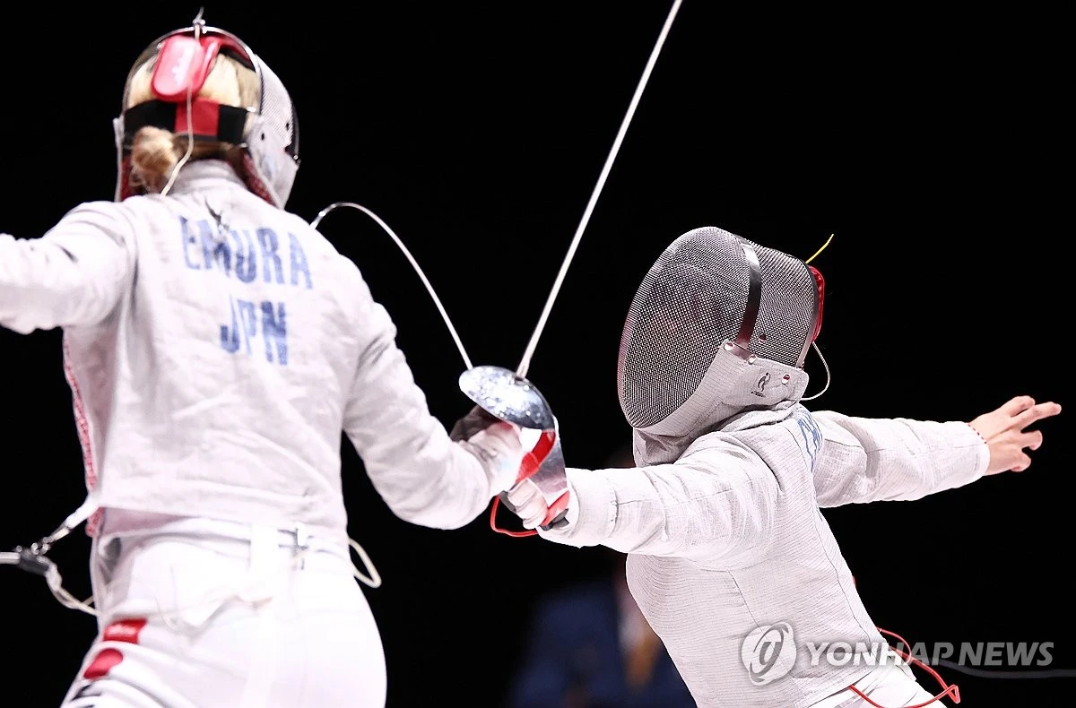 한국 여자 사브르 대표팀이 아시안게임 단체전 결승에서 개최국 일본을 상대로 압승을 거두고 금메달을 목에 걸었다. 한국은 27일 일본 아이치현 스카이 엑스포홀에서 열린 2026 아이치·나고야 아시안게임 펜싱 여자 사브르 단체전 결승에서 일본을 45-31로 꺾었다. 지난 항저우 대회 때는 동메달에 만족해야 했던 한국은 이로써 2018 자카르타·팔렘방 대회 이후 8년 만에 금메달을 되찾았다. 연합뉴스