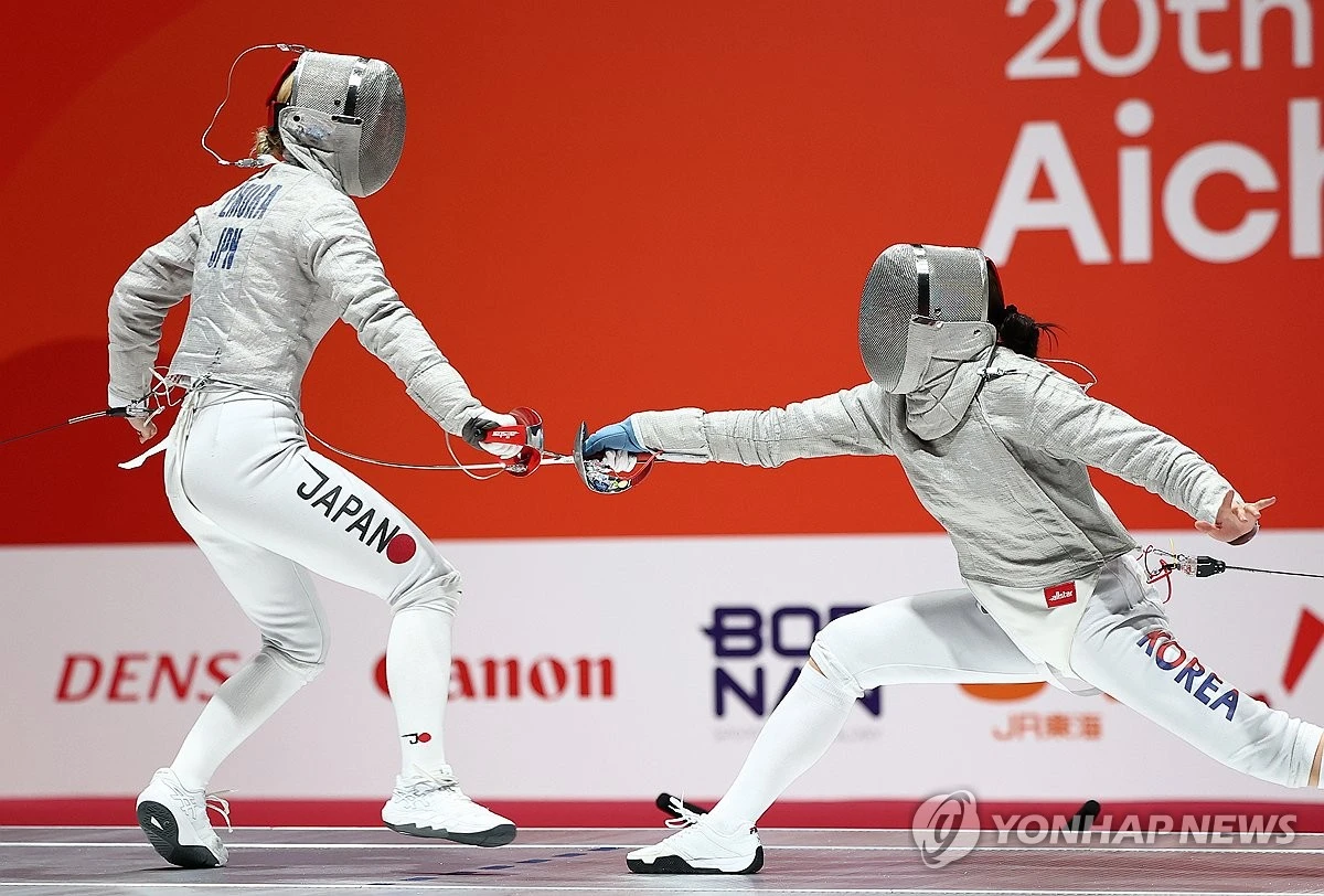 한국 여자 사브르 대표팀이 아시안게임 단체전 결승에서 개최국 일본을 상대로 압승을 거두고 금메달을 목에 걸었다. 한국은 27일 일본 아이치현 스카이 엑스포홀에서 열린 2026 아이치·나고야 아시안게임 펜싱 여자 사브르 단체전 결승에서 일본을 45-31로 꺾었다. 지난 항저우 대회 때는 동메달에 만족해야 했던 한국은 이로써 2018 자카르타·팔렘방 대회 이후 8년 만에 금메달을 되찾았다. 연합뉴스