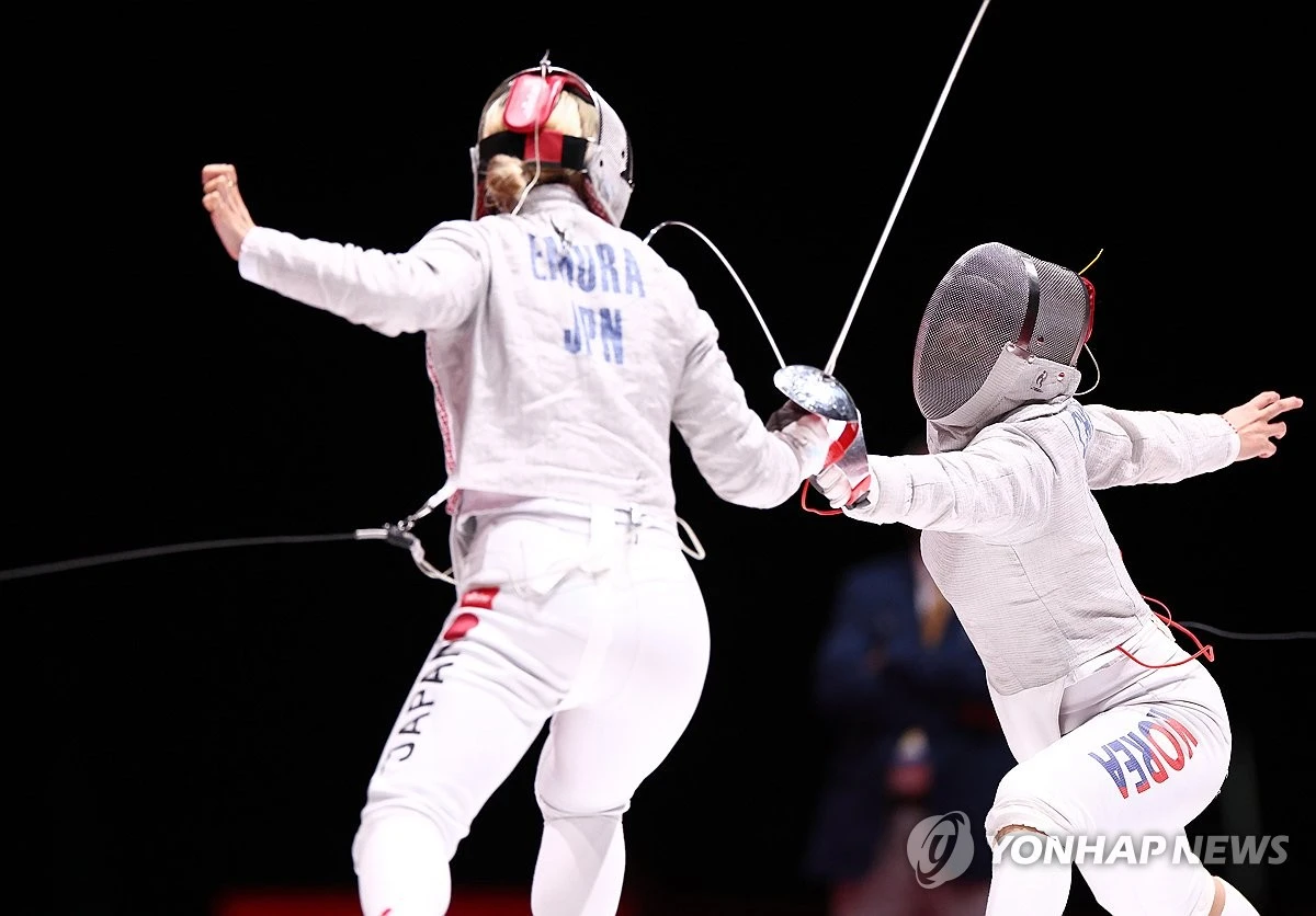 한국 여자 사브르 대표팀이 아시안게임 단체전 결승에서 개최국 일본을 상대로 압승을 거두고 금메달을 목에 걸었다. 한국은 27일 일본 아이치현 스카이 엑스포홀에서 열린 2026 아이치·나고야 아시안게임 펜싱 여자 사브르 단체전 결승에서 일본을 45-31로 꺾었다. 지난 항저우 대회 때는 동메달에 만족해야 했던 한국은 이로써 2018 자카르타·팔렘방 대회 이후 8년 만에 금메달을 되찾았다. 연합뉴스