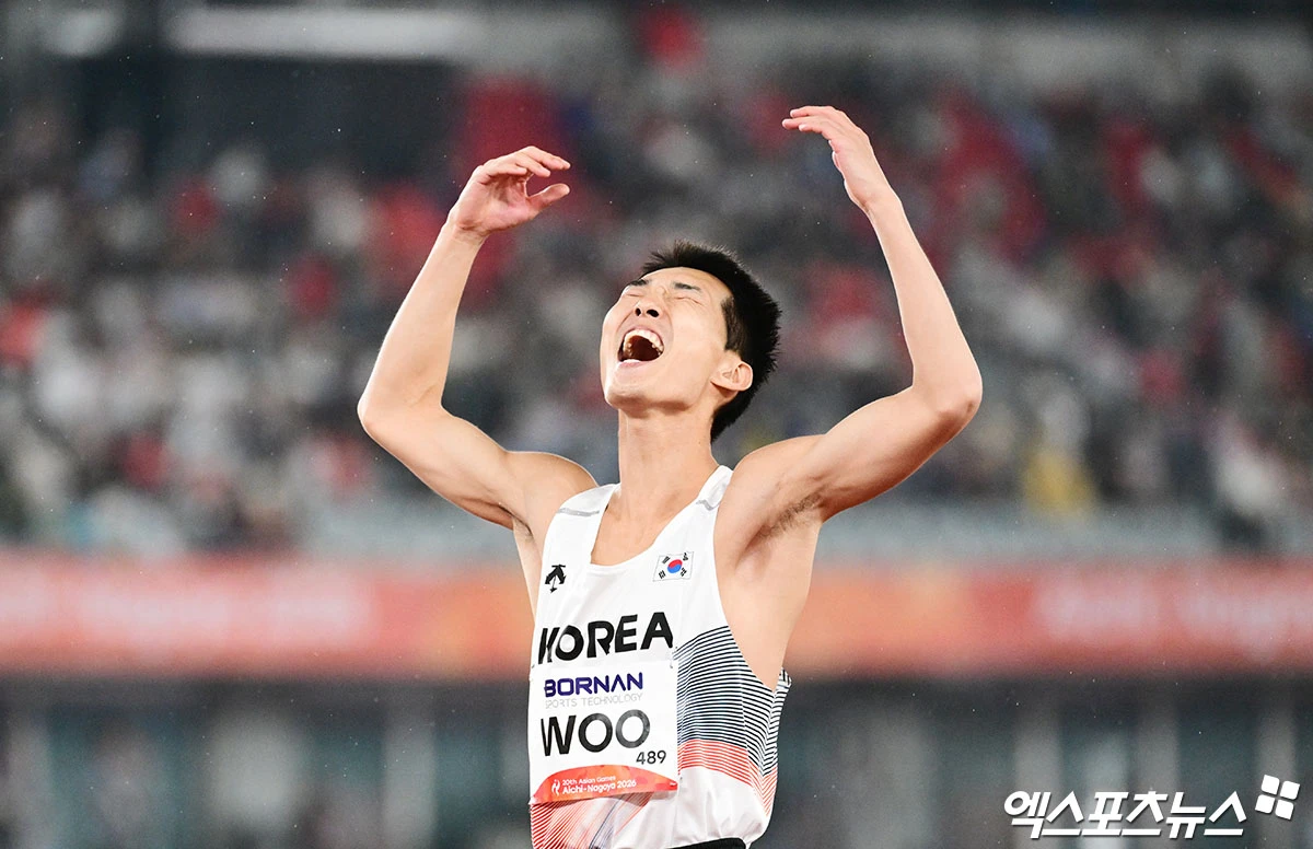 한국 남자 높이뛰기 간판 우상혁(용인시청)이 27일 일본 나고야의 미즈호공원 육상경기장에서 열린 2026 아이치·나고야 아시안게임 육상 남자 높이뛰기 결승에서 바를 넘은 뒤 포효하고 있다. 우상혁은 2m22의 기록으로 전체 14명의 선수 가운데 최종 3위를 차지하며 동메달을 획득했다. 우상혁은 2018 자카르타·팔렘방 아시안게임과 2022 항저우 아시안게임에선 은메달을 따냈다. 일본 나고야, 박지영 기자