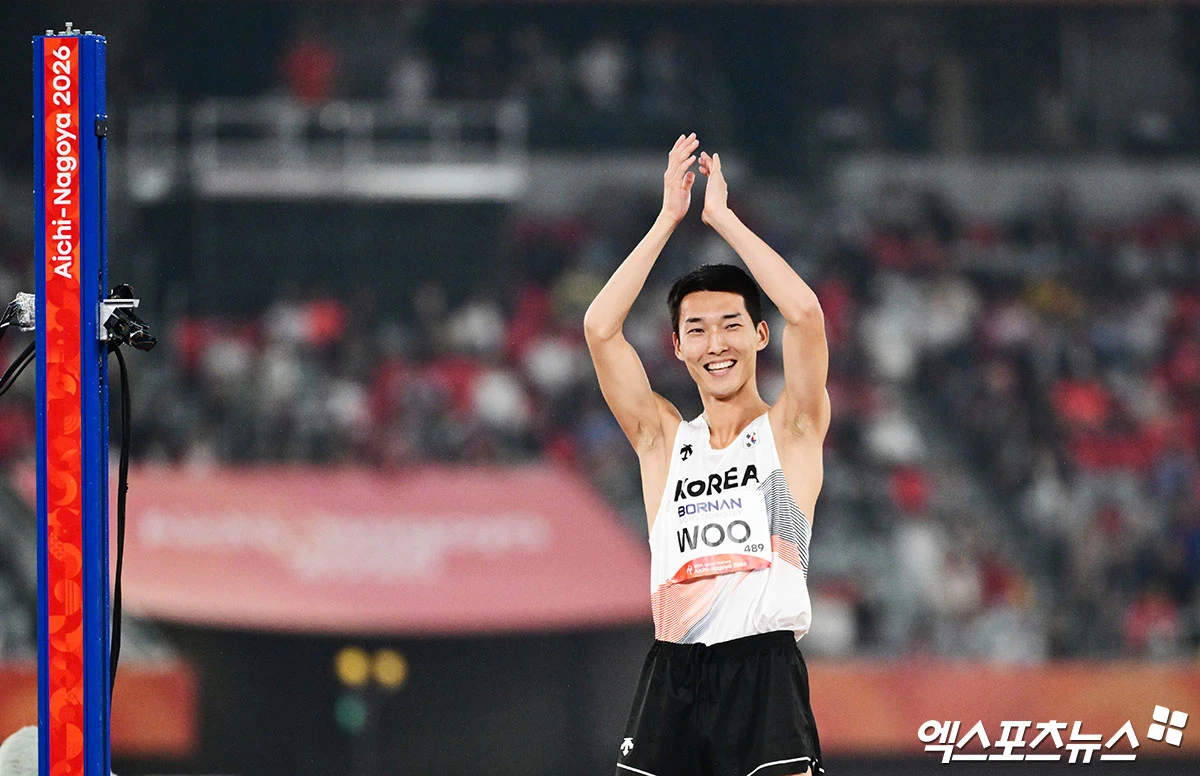 27일 일본 나고야 미즈호공원 육상경기장에서 열린 '2026 아이치·나고야 아시안게임' 남자 높이뛰기 결선에 출전한 대한민국 우상혁이 2m22를 기록하며 전체 14명 중 최종 3위로 동메달을 획득했다. 2m28 도전에 실패한 우상혁이 관중석을 향해 박수를 보내고 있다. 일본 나고야, 박지영 기자