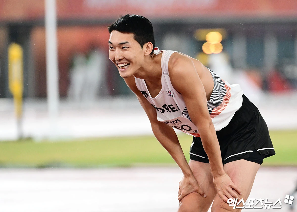 27일 일본 나고야 미즈호공원 육상경기장에서 열린 '2026 아이치·나고야 아시안게임' 남자 높이뛰기 결선에 출전한 대한민국 우상혁이 2m28 바를 넘지 못한 뒤 아쉬워하고 있다. 일본 나고야, 박지영 기자