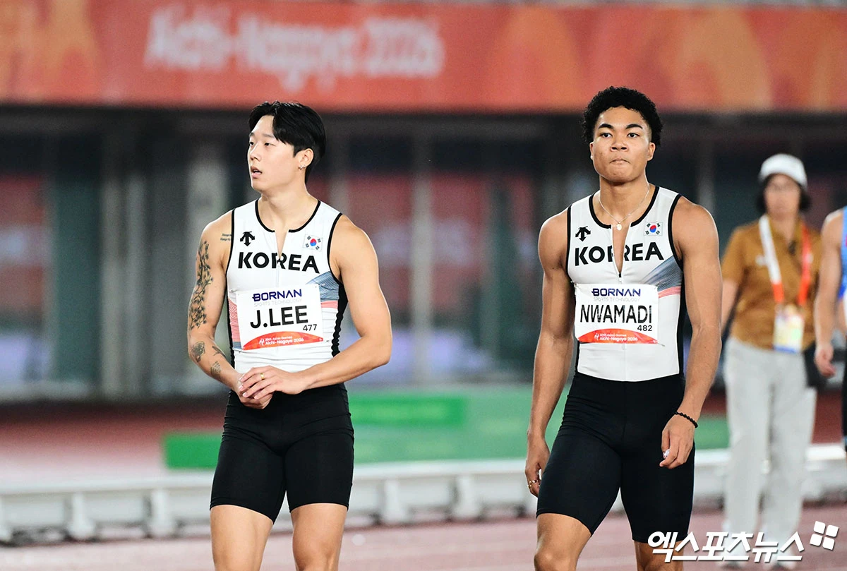 27일 일본 나고야 미즈호공원 육상경기장에서 열린 '2026 아이치·나고야 아시안게임' 육상 남자 400m 계주 예선에서 대한민국 대표팀이 실격 판정을 받으며 결승 진출에 실패했다. 경기 종료 후 이준혁과 나마디 조엘진이 결과에 아쉬워하고 있다. 일본 나고야, 박지영 기자