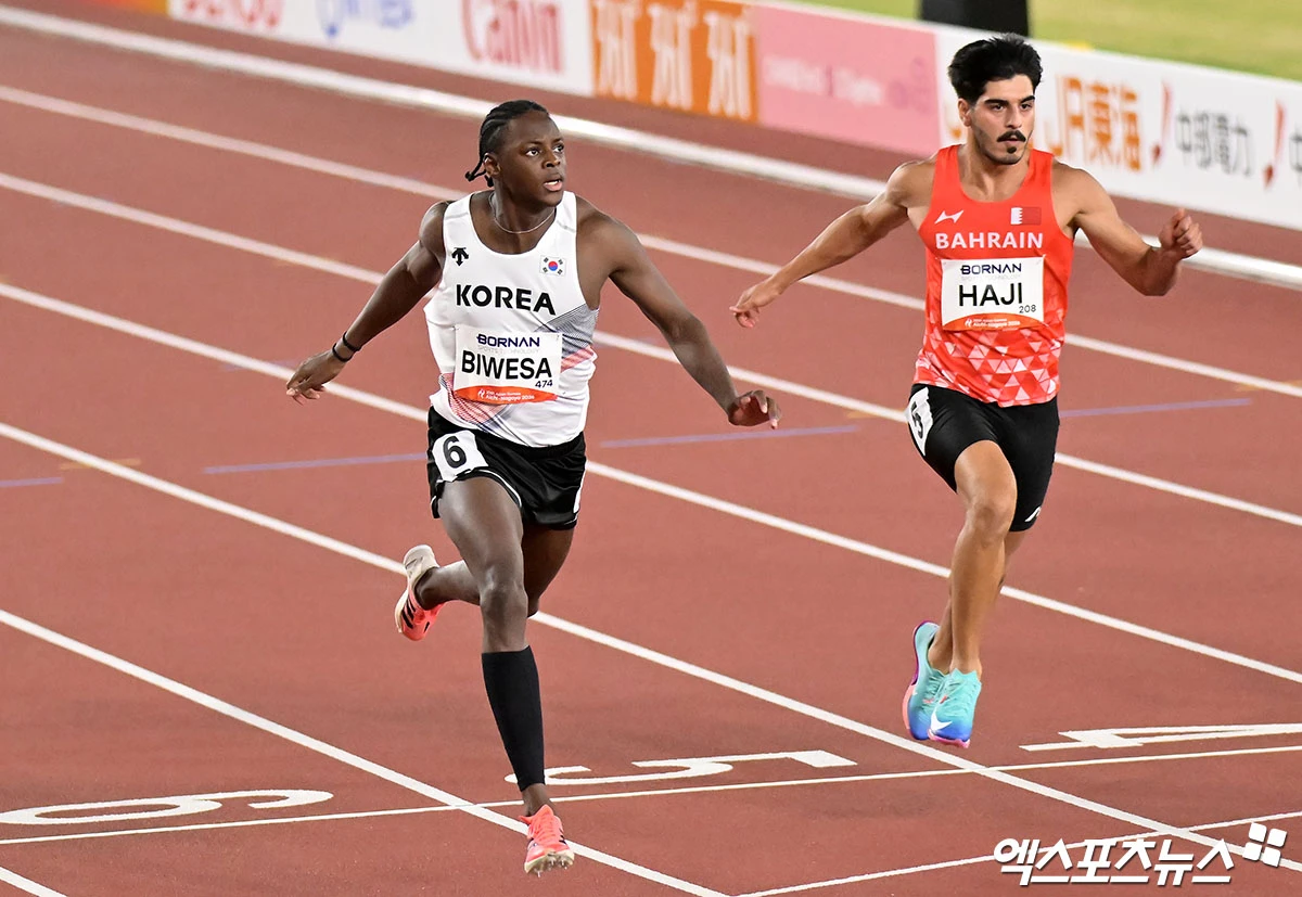 24일 일본 나고야 미즈호공원 육상경기장에서 열린 '2026 아이치·나고야 아시안게임' 남자 100m 예선, 대한민국 비웨사 다니엘 가사마가 기록을 확인하고 있다. 일본 나고야, 김한준 기자