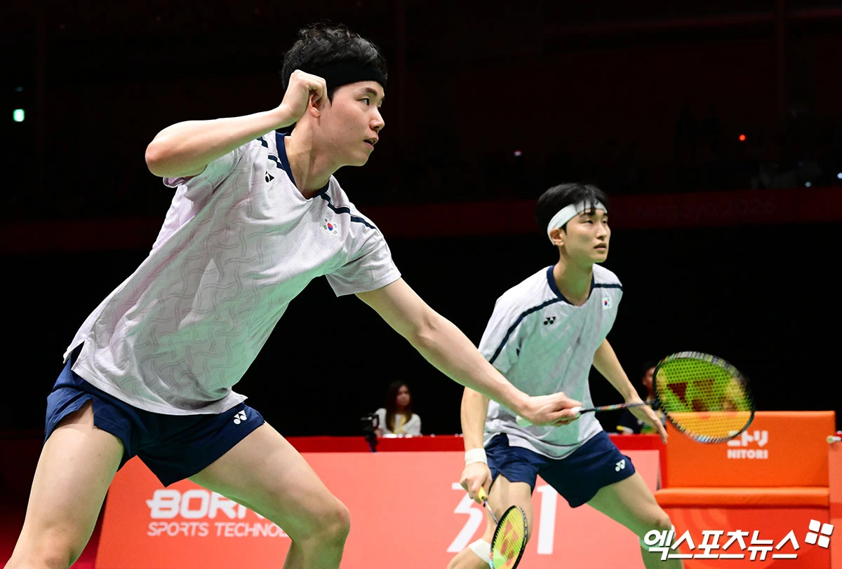 배드민턴 남자복식 세계 1위 서승재-김원호 조는 2026 아시안게임 준결승에서 탈락했다. 서승재-김원호 조는 28일 일본 아이치현 이치노미야의 이치노미야 시립체육관에서 시작된 2026 아이치·나고야 하계아시안게임 배드민턴 남자복식 준결승에서 다니엘 마르틴-레오 카르다노 조(인도네시아·46위)에 0-2로 졌다. 서승재-김원호 조는 남자복식 세계 1위를 1년 넘어 62주째 지키고 있는 최강 조합이다. 그러나 올해 여름부터는 상대의 철저한 분석에 고전하며 국제대회 우승을 하지 못하고 있다. 이달 초엔 마르틴-레오 조에 1라운드에서 패했는데 4주 만에 다시 패하고 말았다. 일본 이치노미야, 김한준·박지영 기자