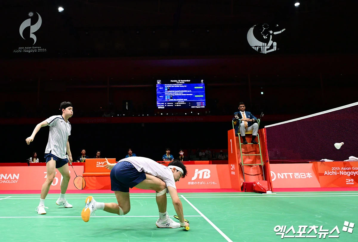 배드민턴 남자복식 세계 1위 서승재-김원호 조는 2026 아시안게임 준결승에서 탈락했다. 서승재-김원호 조는 28일 일본 아이치현 이치노미야의 이치노미야 시립체육관에서 시작된 2026 아이치·나고야 하계아시안게임 배드민턴 남자복식 준결승에서 다니엘 마르틴-레오 카르다노 조(인도네시아·46위)에 0-2로 졌다. 서승재-김원호 조는 남자복식 세계 1위를 1년 넘어 62주째 지키고 있는 최강 조합이다. 그러나 올해 여름부터는 상대의 철저한 분석에 고전하며 국제대회 우승을 하지 못하고 있다. 이달 초엔 마르틴-레오 조에 1라운드에서 패했는데 4주 만에 다시 패하고 말았다. 일본 이치노미야, 김한준·박지영 기자