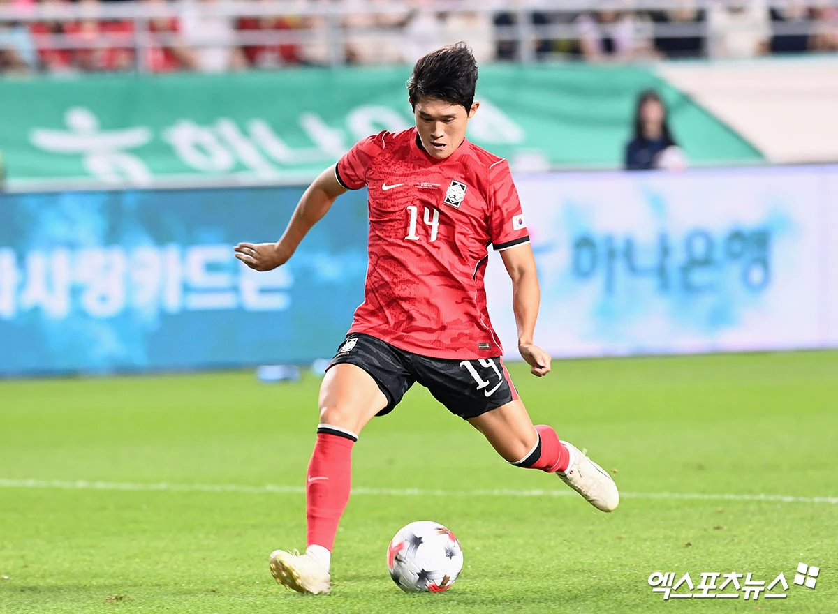 로베르트 모레노 감독 부임 이후 정상화 길을 걷고 있는 한국 축구 국가대표팀이 우루과이전에 나설 선발 명단을 공개했다. 모레노 감독이 이끄는 대한민국 축구 국가대표팀은 28일 오후 8시 서울월드컵경기장에서 남미 강호 우루과이와 A매치 친선 경기를 치른다. A매치 통산 57골로 역대 최다골까지 단 한 골 남겨둔 손흥민이 선발로 출격한 가운데 직전 에콰도르전서 휴식을 취했던 이강인도 동반 출전한다. 서울월드컵경기장, 고아라 기자