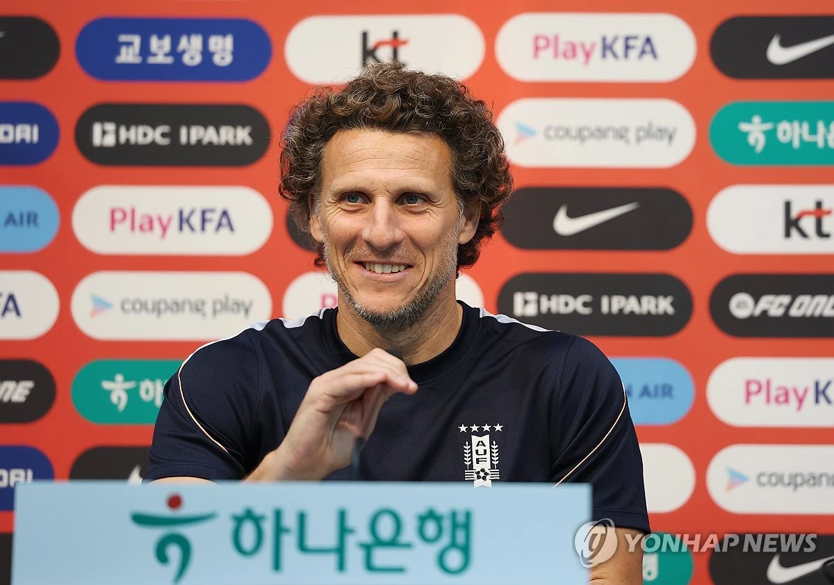 로베르트 모레노 감독 부임 이후 정상화 길을 걷고 있는 한국 축구 국가대표팀이 우루과이전에 나설 선발 명단을 공개했다. 모레노 감독이 이끄는 대한민국 축구 국가대표팀은 28일 오후 8시 서울월드컵경기장에서 남미 강호 우루과이와 A매치 친선 경기를 치른다. A매치 통산 57골로 역대 최다골까지 단 한 골 남겨둔 손흥민이 선발로 출격한 가운데 직전 에콰도르전서 휴식을 취했던 이강인도 동반 출전한다. 연합뉴스