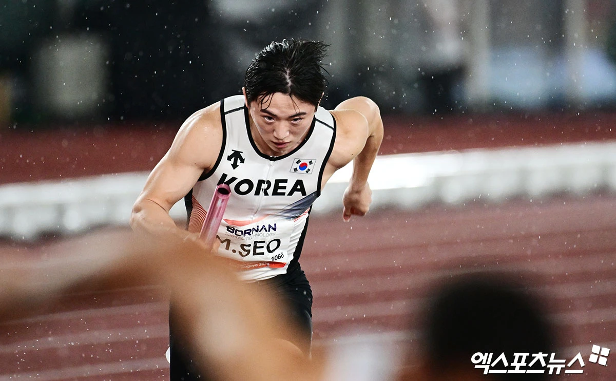 전날 실격 뒤 항소가 받아들여져 극적으로 결승에 오른 한국 육상 남자 400m 계주 대표팀이 동메달을 따냈다. 이재성(광주광역시청), 나마디 조엘진(예천군청), 비웨사 다니엘(안산시청), 서민준(서천군청)으로 구성된 대표팀은 28일 일본 나고야의 미즈호공원 육상경기장에서 열린 2026 아이치·나고야 아시안게임 남자 400m 계주 결승에서 38초43의 기록으로 동메달을 땄다. 대표팀은 한국 기록도 경신했다. 종전 한국기록은 지난해 5월 31일 서민준, 나마디 조엘진, 이재성, 이준혁이 작성한 38초49였다. 이날 레이스에서 서민준이 질주하고 있다. 일본 나고야, 박지영 기자