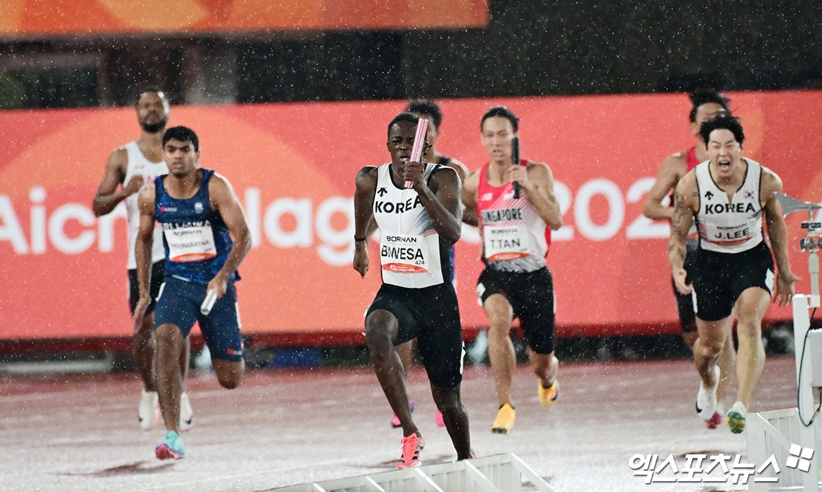 전날 실격 뒤 항소가 받아들여져 극적으로 결승에 오른 한국 육상 남자 400m 계주 대표팀이 동메달을 따냈다. 이재성(광주광역시청), 나마디 조엘진(예천군청), 비웨사 다니엘(안산시청), 서민준(서천군청)으로 구성된 대표팀은 28일 일본 나고야의 미즈호공원 육상경기장에서 열린 2026 아이치·나고야 아시안게임 남자 400m 계주 결승에서 38초43의 기록으로 동메달을 땄다. 대표팀은 한국 기록(종전 38초49)도 갈아치웠다. 비웨사가 빗속에서 질주하고 있다. 일본 나고야, 박지영 기자