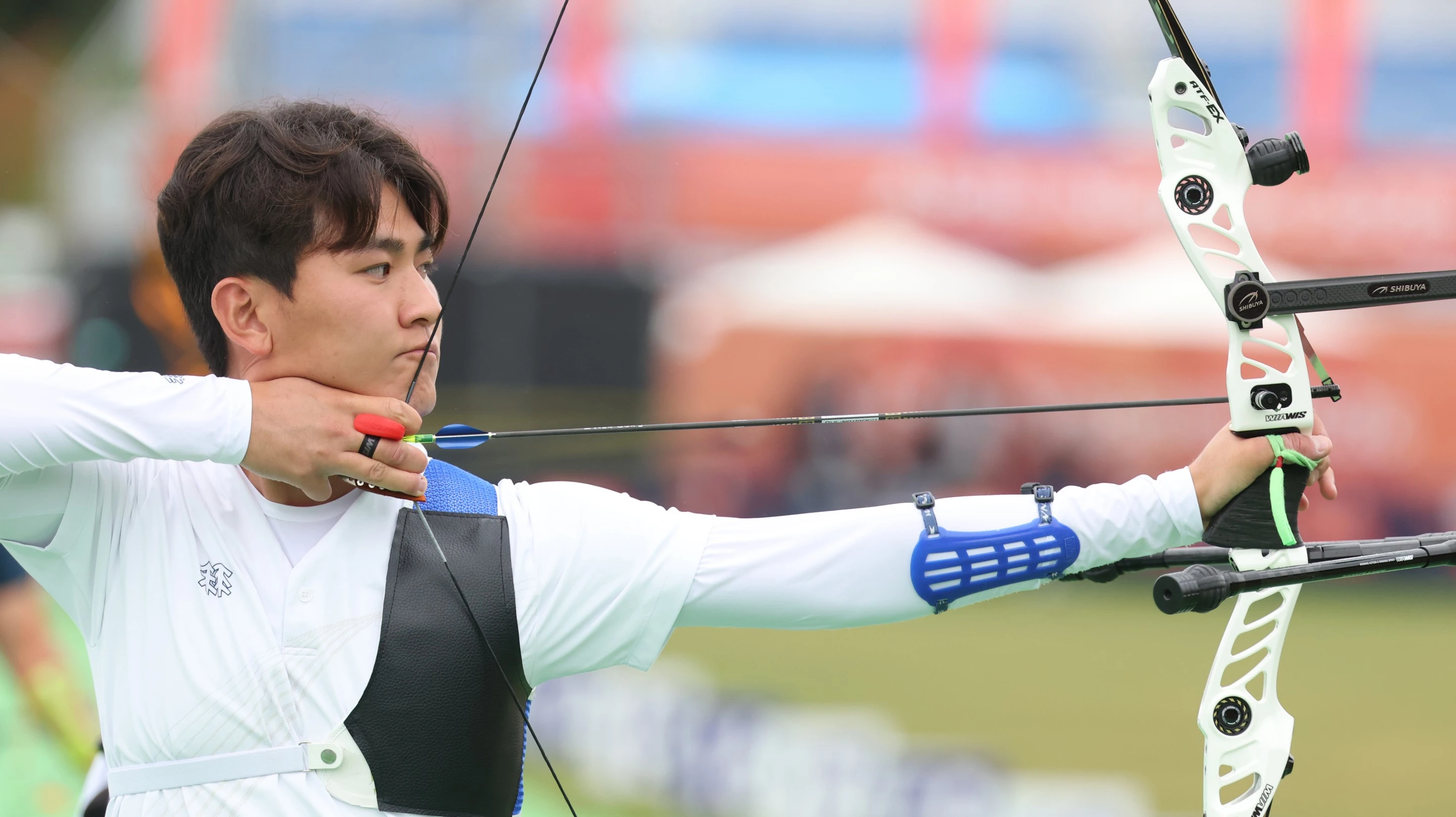 한국 남자 양궁 트로이카 중 한 명이 김제덕(예천군청)이 2026 아이치·나고야 하계아시안게임 남자 개인전 16강에서 탈락했다. 김제덕은 29일 일본 아이치현 오카자키시의 오카자키 중앙 공원에서 열린 대회 양궁 남자 리커브 개인전 16강에서 인도의 니라즈 차우한에 세트스코어 4-6으로 패했다. 김제덕은 지난 26일 퀄리파잉 라운드에서 693점을 쏴 2위에 올랐고 개인전 출전 자격도 얻었으나 최근 실력이 오른 인도 양궁에 고배를 마셨다. 김제덕과 함께 리커브 남자 개인전에 나선 이우석(코오롱)은 8강 티켓을 놓고 레자 샤바니(이란)와 붙어 슛오프 끝에 이겼다. 연합뉴스