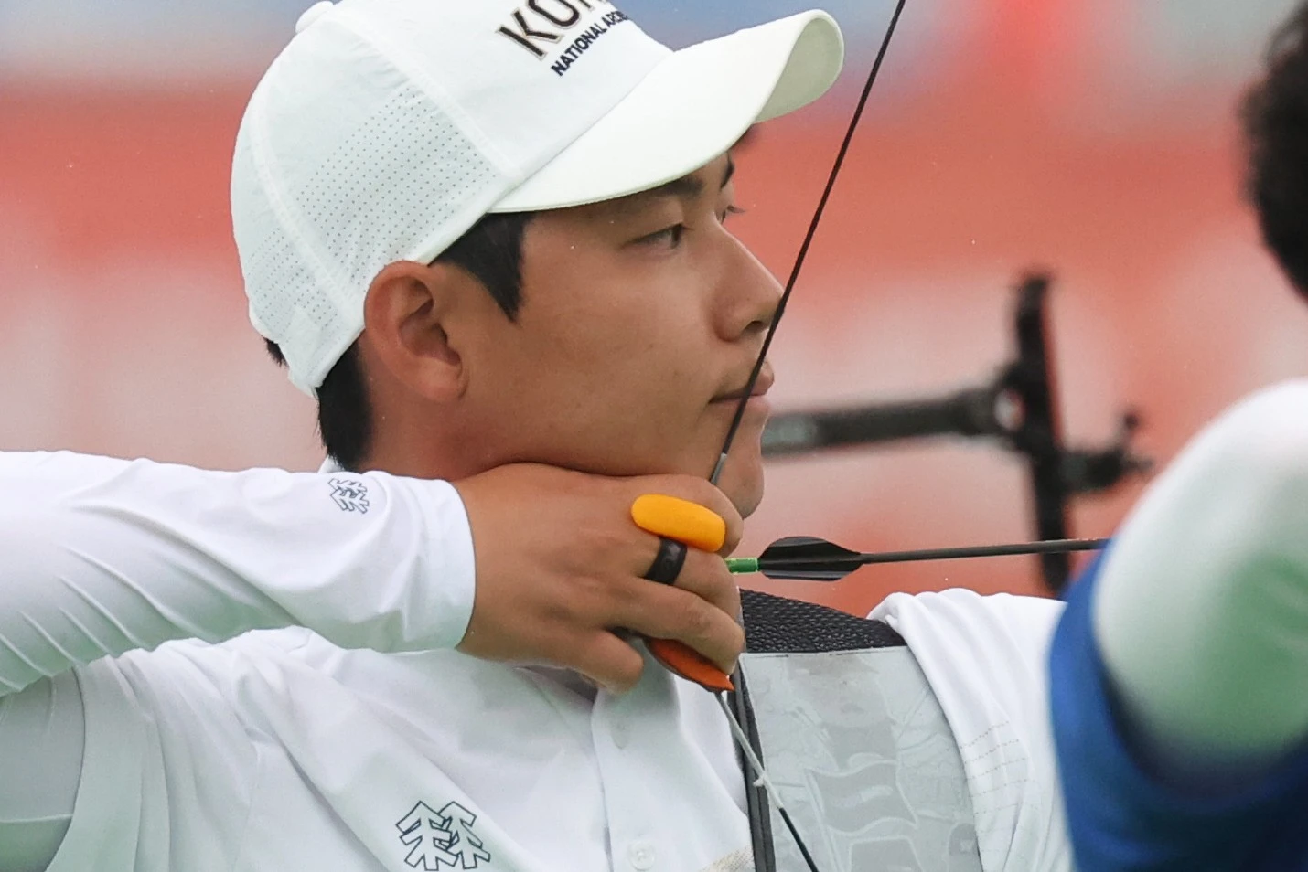 한국 남자 양궁 트로이카 중 한 명이 김제덕(예천군청)이 2026 아이치·나고야 하계아시안게임 남자 개인전 16강에서 탈락했다. 김제덕은 29일 일본 아이치현 오카자키시의 오카자키 중앙 공원에서 열린 대회 양궁 남자 리커브 개인전 16강에서 인도의 니라즈 차우한에 세트스코어 4-6으로 패했다. 김제덕은 지난 26일 퀄리파잉 라운드에서 693점을 쏴 2위에 올랐고 개인전 출전 자격도 얻었으나 최근 실력이 오른 인도 양궁에 고배를 마셨다. 김제덕과 함께 리커브 남자 개인전에 나선 이우석(코오롱)은 8강 티켓을 놓고 레자 샤바니(이란)와 붙어 슛오프 끝에 이겼다. 연합뉴스