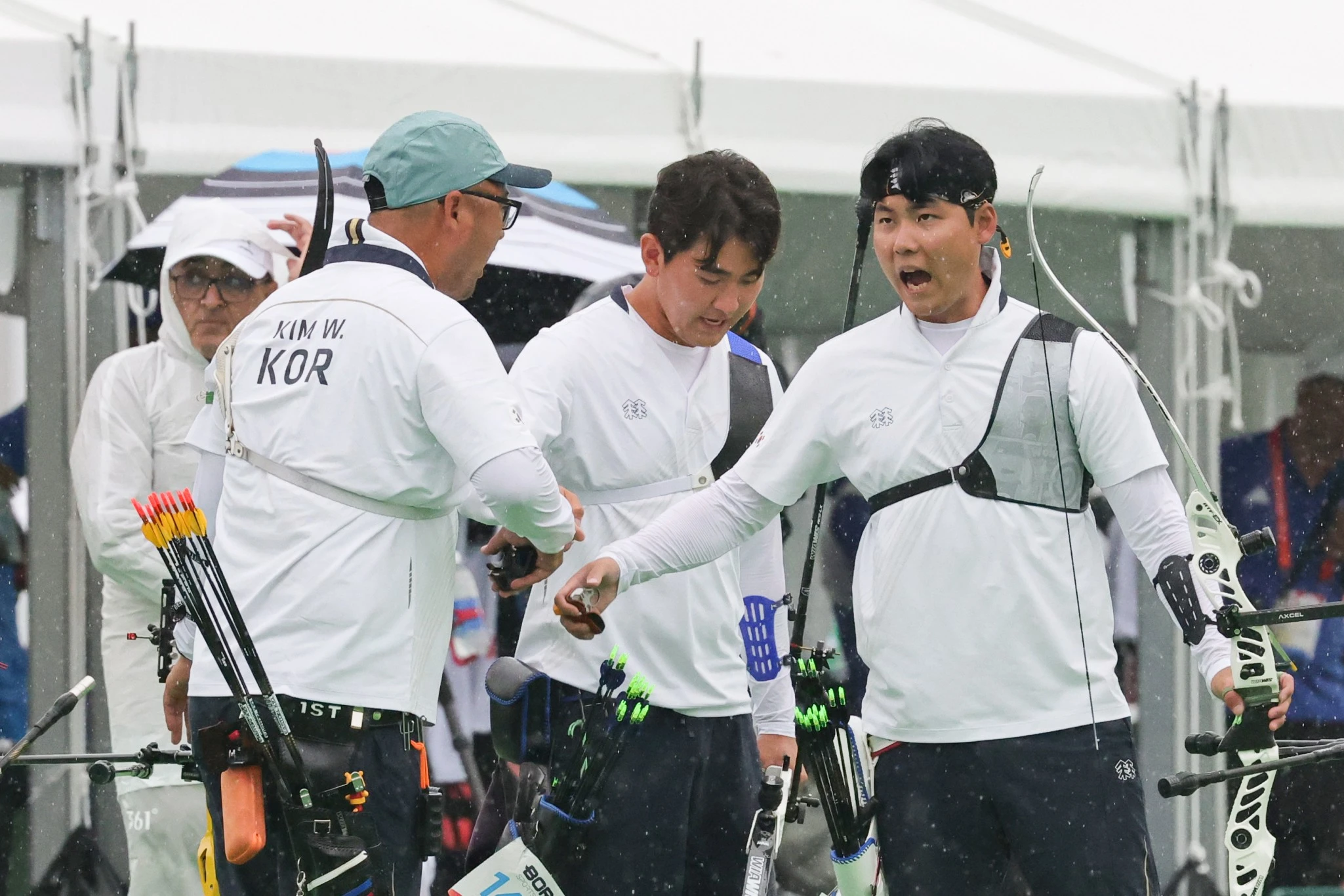 한국 남자 양궁 트로이카 중 한 명이 김제덕(예천군청)이 2026 아이치·나고야 하계아시안게임 남자 개인전 16강에서 탈락했다. 김제덕은 29일 일본 아이치현 오카자키시의 오카자키 중앙 공원에서 열린 대회 양궁 남자 리커브 개인전 16강에서 인도의 니라즈 차우한에 세트스코어 4-6으로 패했다. 김제덕은 지난 26일 퀄리파잉 라운드에서 693점을 쏴 2위에 올랐고 개인전 출전 자격도 얻었으나 최근 실력이 오른 인도 양궁에 고배를 마셨다. 김제덕과 함께 리커브 남자 개인전에 나선 이우석(코오롱)은 8강 티켓을 놓고 레자 샤바니(이란)와 붙어 슛오프 끝에 이겼다. 연합뉴스