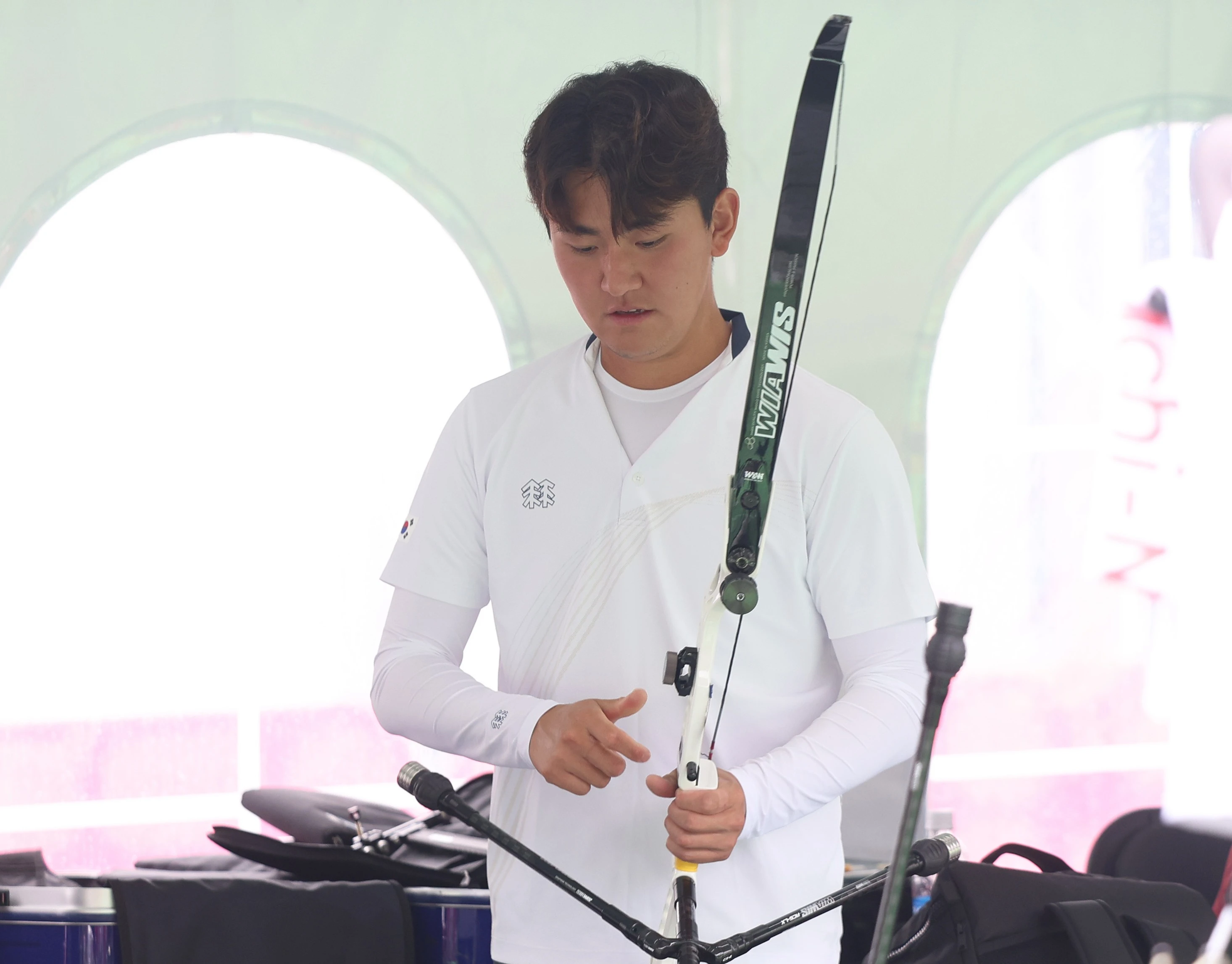 한국 남자 양궁 트로이카 중 한 명이 김제덕(예천군청)이 2026 아이치·나고야 하계아시안게임 남자 개인전 16강에서 탈락했다. 김제덕은 29일 일본 아이치현 오카자키시의 오카자키 중앙 공원에서 열린 대회 양궁 남자 리커브 개인전 16강에서 인도의 니라즈 차우한에 세트스코어 4-6으로 패했다. 김제덕은 지난 26일 퀄리파잉 라운드에서 693점을 쏴 2위에 올랐고 개인전 출전 자격도 얻었으나 최근 실력이 오른 인도 양궁에 고배를 마셨다. 김제덕과 함께 리커브 남자 개인전에 나선 이우석(코오롱)은 8강 티켓을 놓고 레자 샤바니(이란)와 붙어 슛오프 끝에 이겼다. 연합뉴스