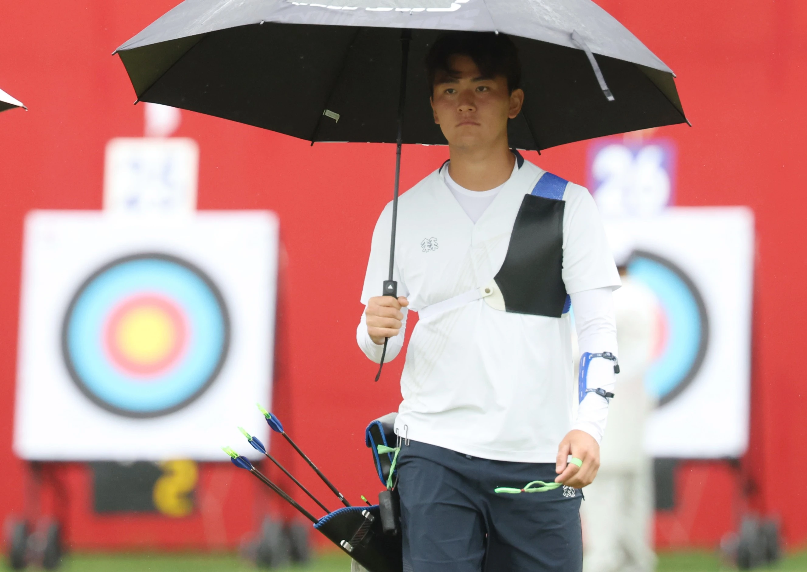 한국 남자 양궁 트로이카 중 한 명이 김제덕(예천군청)이 2026 아이치·나고야 하계아시안게임 남자 개인전 16강에서 탈락했다. 김제덕은 29일 일본 아이치현 오카자키시의 오카자키 중앙 공원에서 열린 대회 양궁 남자 리커브 개인전 16강에서 인도의 니라즈 차우한에 세트스코어 4-6으로 패했다. 김제덕은 지난 26일 퀄리파잉 라운드에서 693점을 쏴 2위에 올랐고 개인전 출전 자격도 얻었으나 최근 실력이 오른 인도 양궁에 고배를 마셨다. 김제덕과 함께 리커브 남자 개인전에 나선 이우석(코오롱)은 8강 티켓을 놓고 레자 샤바니(이란)와 붙어 슛오프 끝에 이겼다. 연합뉴스
