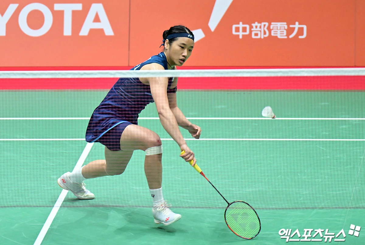 세계랭킹 1위 안세영(삼성생명)은 18일(한국시간) 덴마크 오덴세의 SJF 뱅크 아레나에서 열린 2026 세계배드민턴연맹(BWF) 월드투어 덴마크 오픈(슈퍼 750) 여자단식 결승에서 일본의 야마구치 아카네(세계랭킹 3위)를 1시간 18분간의 혈투 끝에 게임스코어 2-1(21-23 21-14 21-18)로 제압했다. 이날 안세영은 첫 게임을 내준 데 이어 3게임에서는 발목에 불편함을 느끼는 듯한 모습까지 보여 패배 가능성이 보였지만 이겨내고 짜릿한 역전 우승을 달성했다. 엑스포츠뉴스DB