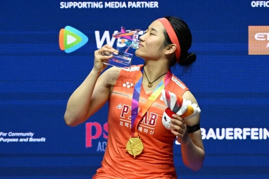 안세영이 29일 일본 아이치현 이치노미야시에 있는 이치노미야 시립체육관에서 열린 세계 3위 야마구치 아카네(일본)과의 2026 아이치∙나고야 하계아시안게임 배드민턴 여자 단식 결승전에서 완승을 거두고 금메달을 차지했다. 안세영은 1962년 자카르타 대회 때 배드민턴이 정식 종목으로 채택된 이래 64년 역사상 처음으로 여자 단식에서 2연패를 차지하는 최초의 선수가 됐다. 