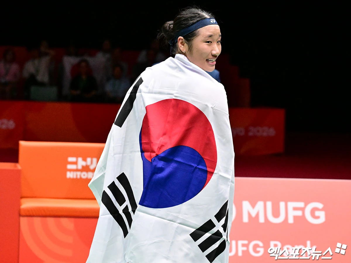 배드민턴 세계랭킹 1위 안세영은 29일 일본 아이치현 이치노미야 시립체육관에서 열린 여자 단식 결승전에서 세계랭킹 3위 야마구치 아카네(일본)를 2-0(21-17 21-9)으로 완파하며 금메달을 획득했다. 그는 2022 항저우 대회에 이어 이번 대회에서도 우승하면서 아시안게임 배드민턴 여자 단식 사상 첫 2연패라는 새 역사를 썼다. 안세영은 또한 여자단식에서 아시안게임 무실게임(세트) 우승을 이룬 첫 선수로도 남게 됐다. 일본 이치노미야, 김한준 기자