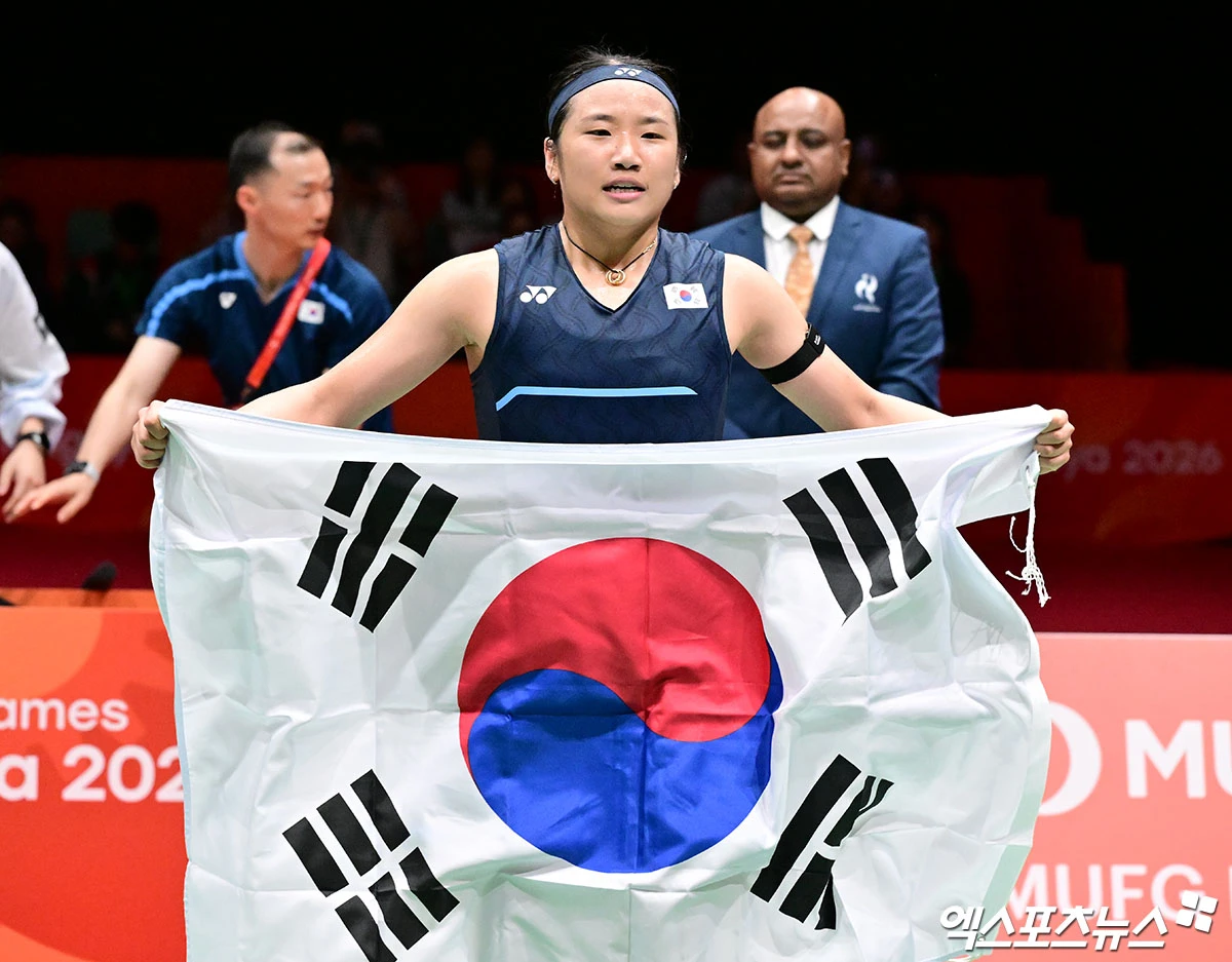 배드민턴 세계랭킹 1위 안세영은 29일 일본 아이치현 이치노미야 시립체육관에서 열린 여자 단식 결승전에서 세계랭킹 3위 야마구치 아카네(일본)를 2-0(21-17 21-9)으로 완파하며 금메달을 획득했다. 그는 2022 항저우 대회에 이어 이번 대회에서도 우승하면서 아시안게임 배드민턴 여자 단식 사상 첫 2연패라는 새 역사를 썼다. 안세영은 또한 여자단식에서 아시안게임 무실게임(세트) 우승을 이룬 첫 선수로도 남게 됐다. 일본 이치노미야, 김한준 기자