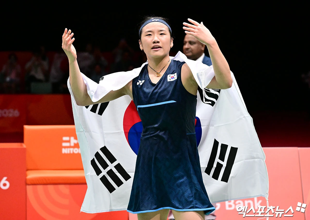 세계랭킹 1위 안세영은 29일(한국시간) 일본 아이치현 이치노미야시의 이치노미야 시립체육관에서 열린 2026 아이치·나고야 하계아시안게임 배드민턴 여자단식 결승에서 일본의 야마구치 아카네(세계랭킹 3위)를 게임스코어 2-0(21-17 21-9)으로 꺾고 금메달을 목에 걸었다. 이날 이용대 SBS 해설위원이 1게임 초반 심판 판정의 의문을 드러내기도 했지만 안세영은 평정심을 유지하면서 아시안게임 여자 단식 최초 2연패라는 새로운 역사를 썼다. 일본 이치노미야, 김한준 기자