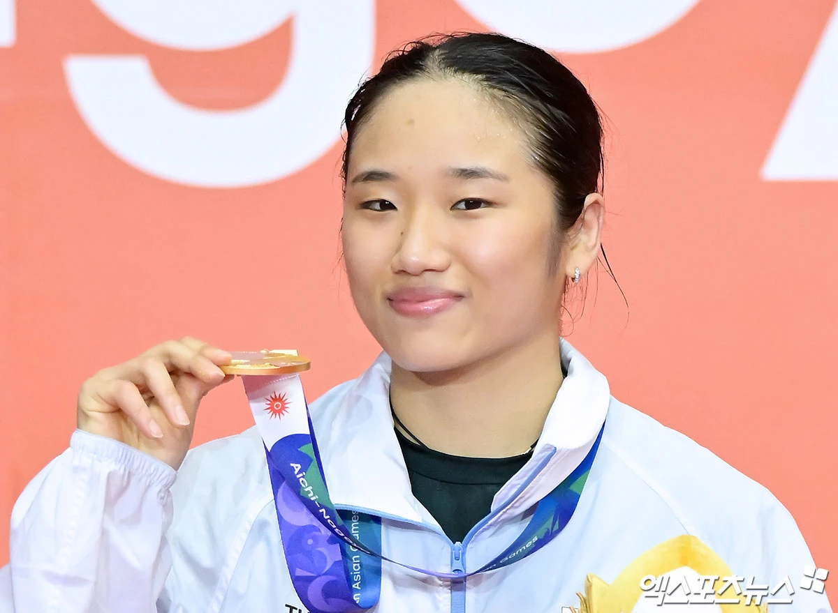 세계랭킹 1위 안세영은 29일(한국시간) 일본 아이치현 이치노미야시의 이치노미야 시립체육관에서 열린 2026 아이치·나고야 하계아시안게임 배드민턴 여자단식 결승에서 일본의 야마구치 아카네(세계랭킹 3위)를 게임스코어 2-0(21-17 21-9)으로 꺾고 금메달을 목에 걸었다. 이날 이용대 SBS 해설위원이 1게임 초반 심판 판정의 의문을 드러내기도 했지만 안세영은 평정심을 유지하면서 아시안게임 여자 단식 최초 2연패라는 새로운 역사를 썼다. 일본 이치노미야, 김한준 기자
