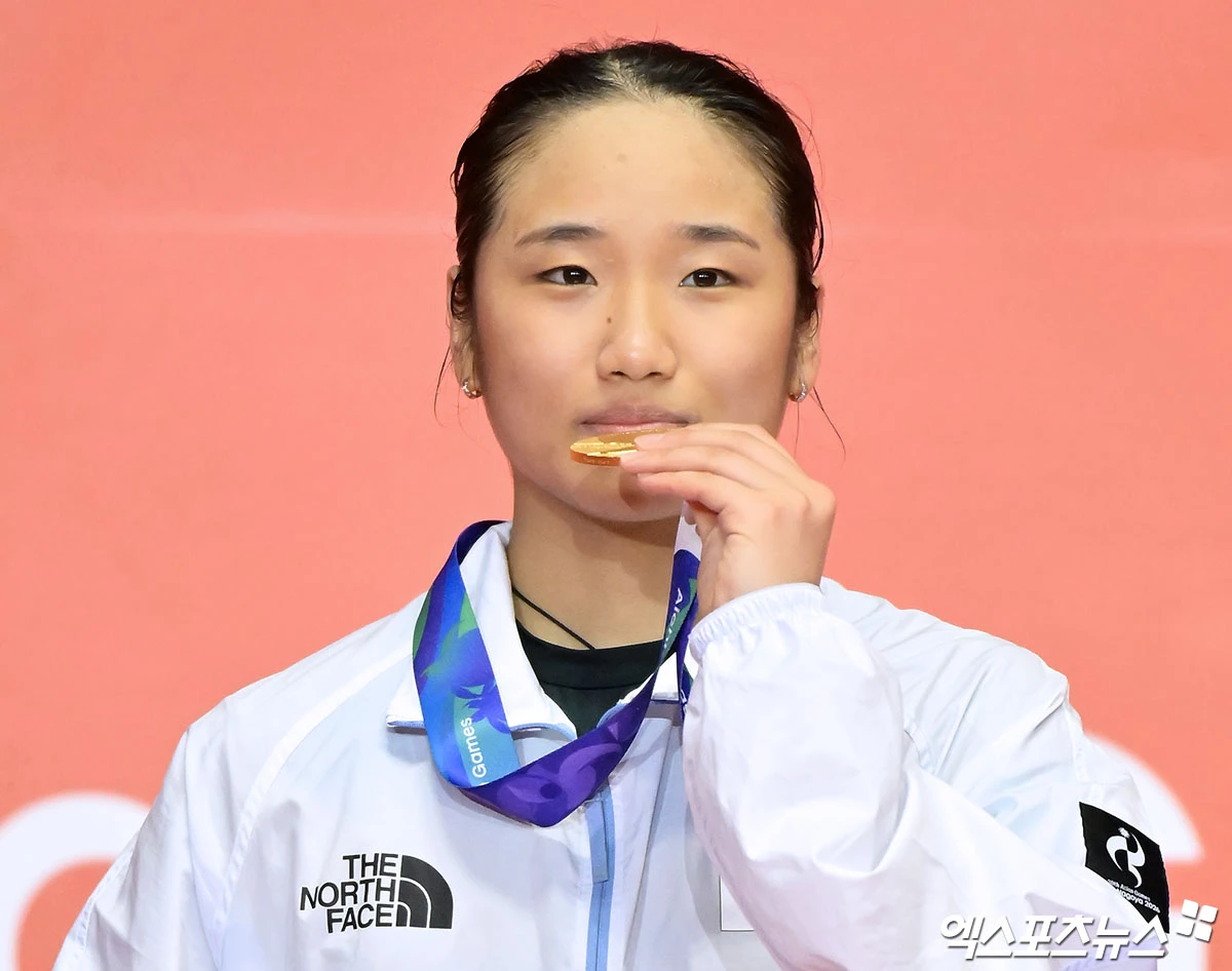 세계랭킹 1위 안세영은 29일(한국시간) 일본 아이치현 이치노미야시의 이치노미야 시립체육관에서 열린 2026 아이치·나고야 하계아시안게임 배드민턴 여자단식 결승에서 일본의 야마구치 아카네(세계랭킹 3위)를 게임스코어 2-0(21-17 21-9)으로 꺾고 금메달을 목에 걸었다. 이날 이용대 SBS 해설위원이 1게임 초반 심판 판정의 의문을 드러내기도 했지만 안세영은 평정심을 유지하면서 아시안게임 여자 단식 최초 2연패라는 새로운 역사를 썼다. 일본 이치노미야, 김한준 기자