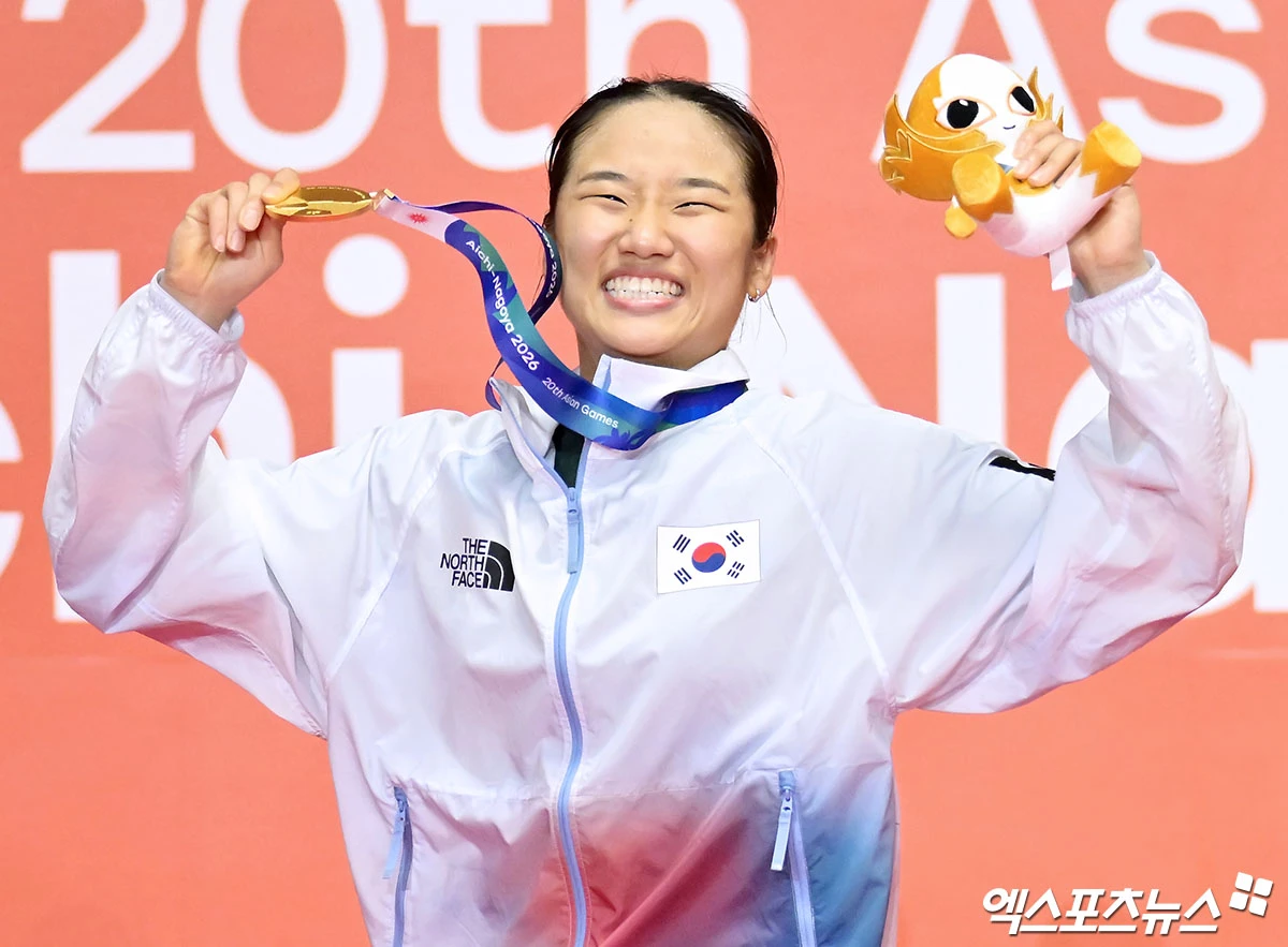 배드민턴 여자단식 세계랭킹 1위 안세영이 29일 일본 아이치현 이치노미야의 이치노미야 시립체육관에서 열린 2026 아이치·나고야 하계아시안게임 배드민턴 여자단식 결승에서 세계랭킹 3위 일본의 야마구치 아카네를 게임스코어 2-0으로 이겼다. 2022 항저우(2023년 개최) 아시안게임에 이어 역사상 최초의 아시안게임 여자단식 2회 연속 금메달을 따낸 주인공이 됐다. 사진 김한준 기자