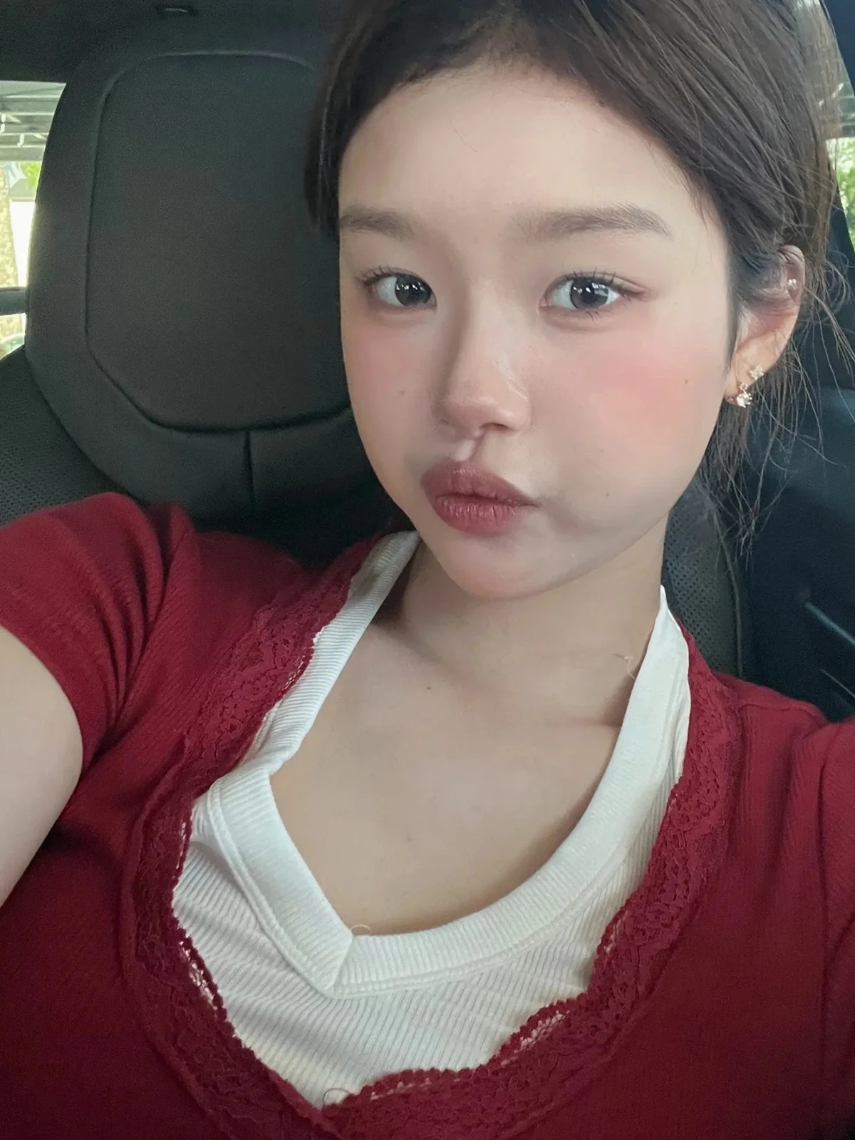 축구선수 출신 이동국 딸 설아가 인형 같은 미모로 눈길을 끌었다.