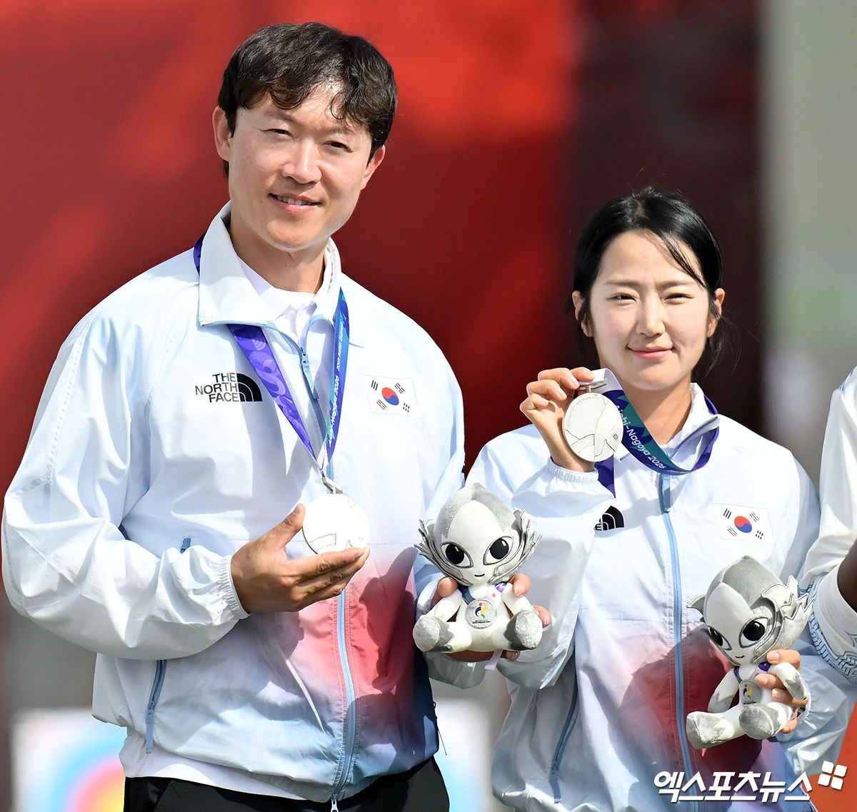 30일 일본 아이치현 오카자키 중앙종합공원 다목적광장에서 열린 '2026 아이치·나고야 아시안게임' 양궁 컴파운드 혼성 단채전 4강전 대한민국과 중국의 경기, 대한민국 박정윤-최용희 조가 인도의 치키타 타니파르티-사힐 자디브 조에 슛오프 접전 끝에 157-157<19-20>로 패배하며 은메달을 획득했다. 대한민국 최용희 박정윤이 포즈를 취하고 있다. 일본 오카자키, 김한준 기자