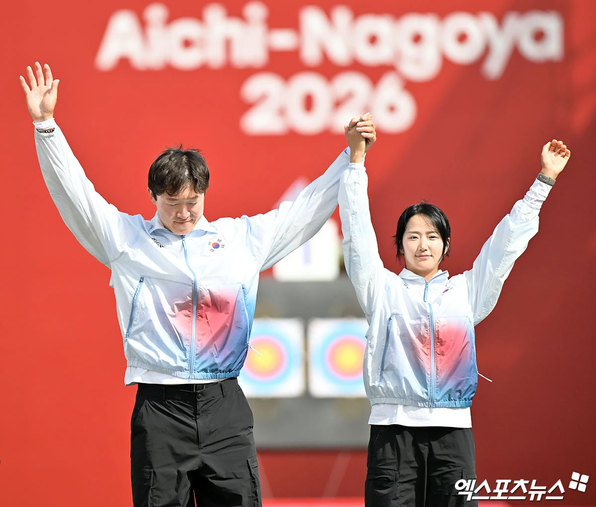 30일 일본 아이치현 오카자키 중앙종합공원 다목적광장에서 열린 '2026 아이치·나고야 아시안게임' 양궁 컴파운드 혼성 단채전 4강전 대한민국과 중국의 경기, 대한민국 박정윤-최용희 조가 인도의 치키타 타니파르티-사힐 자디브 조에 슛오프 접전 끝에 157-157<19-20>로 패배하며 은메달을 획득했다. 대한민국 최용희 박정윤이 시상대에 오르고 있다. 일본 오카자키, 김한준 기자