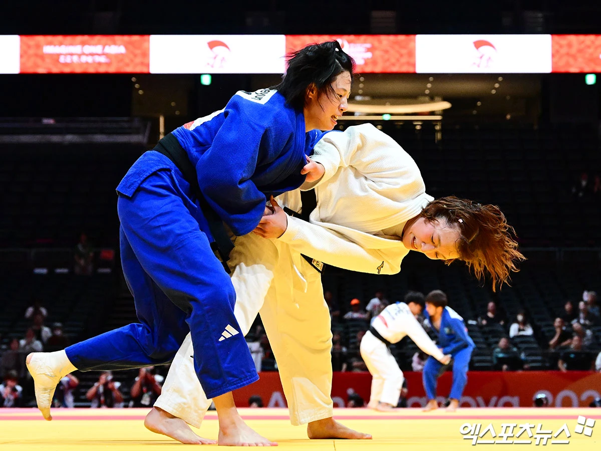 한국 여자 유도 52kg급 국가대표 장세윤(왼쪽)이 30일 일본 나고야 아이치 인터내셔널 아레나에서 열린 2026 아이치·나고야 아시안게임 준결승에서 일본의 후지시로 코코로를 꺾고 결승에 진출, 최소 은메달을 확보했다. 사진 박지영 기자